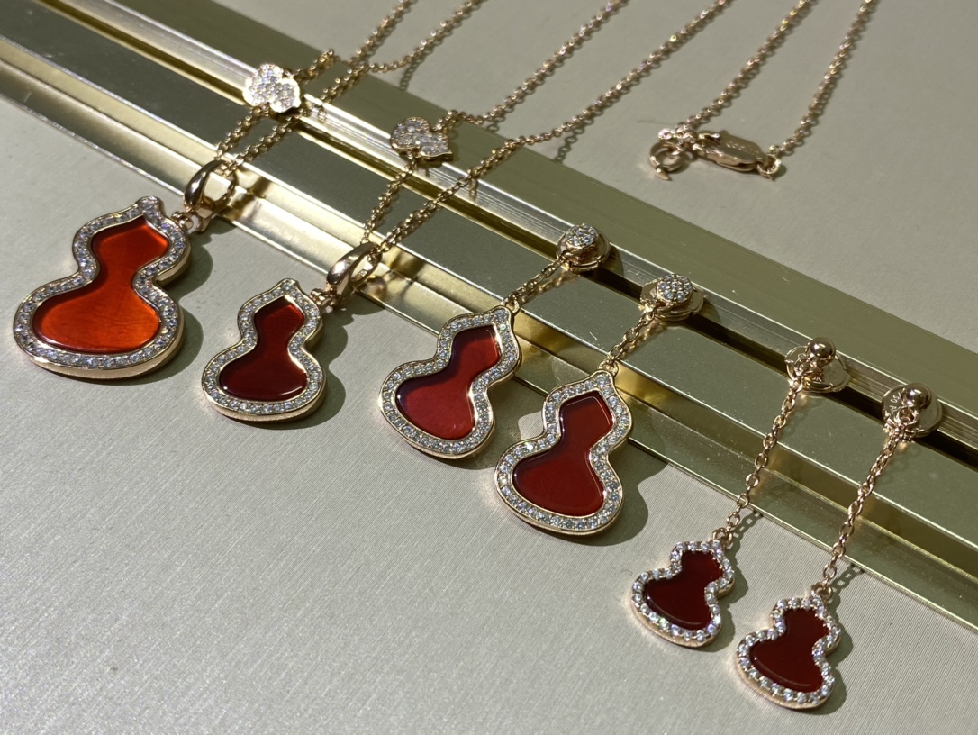 NO:103033,Qeelin purchasing level and size hoist necklace Original details LOGO High appearance The upper body effect is very good and very versatile. First-class texture. Eight-heart eight arrows high-carbon diamonds. Elegant and exquisite. Red agate. Large necklace. P small necklace. P large ear hanger. P128 small ear hanger. Kirin necklace. Kirin ear studs. qeelin, necklace.19860909Qeelin代购级别大小葫芦项链 原版细节LOGO 高颜值 上身效果很赞 很百搭哦 质感一流 八心八箭高碳钻 大方而精致 红玛瑙 大号项链 P小号项链 P大号耳吊 P128小号耳吊,麒麟项链麒麟耳钉,qeelin,necklace,Jewelry