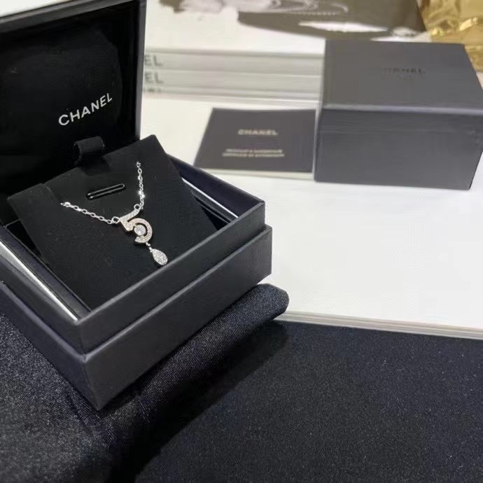 Chanel 𝐶ℎ𝑎𝑛𝑒𝑙