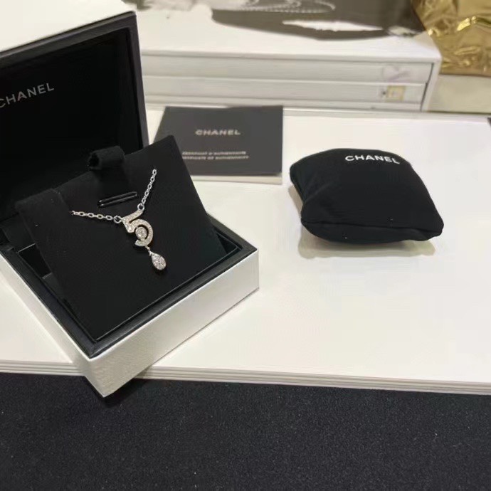Chanel 𝐶ℎ𝑎𝑛𝑒𝑙