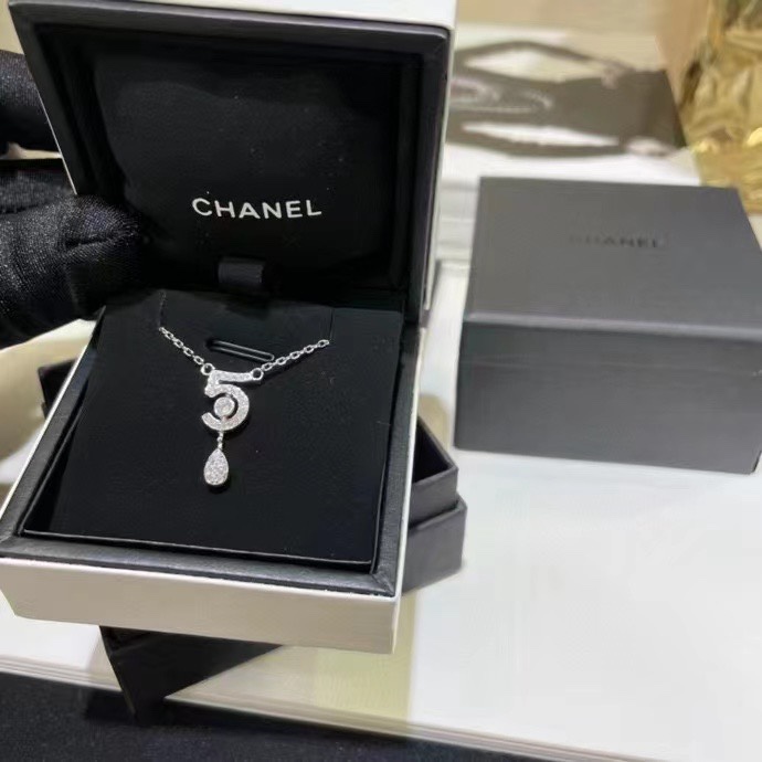 Chanel 𝐶ℎ𝑎𝑛𝑒𝑙