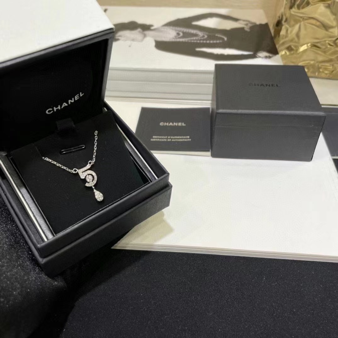 Chanel 𝐶ℎ𝑎𝑛𝑒𝑙