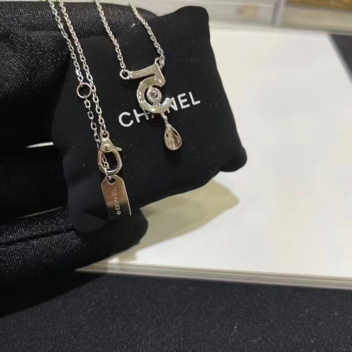 Chanel 𝐶ℎ𝑎𝑛𝑒𝑙