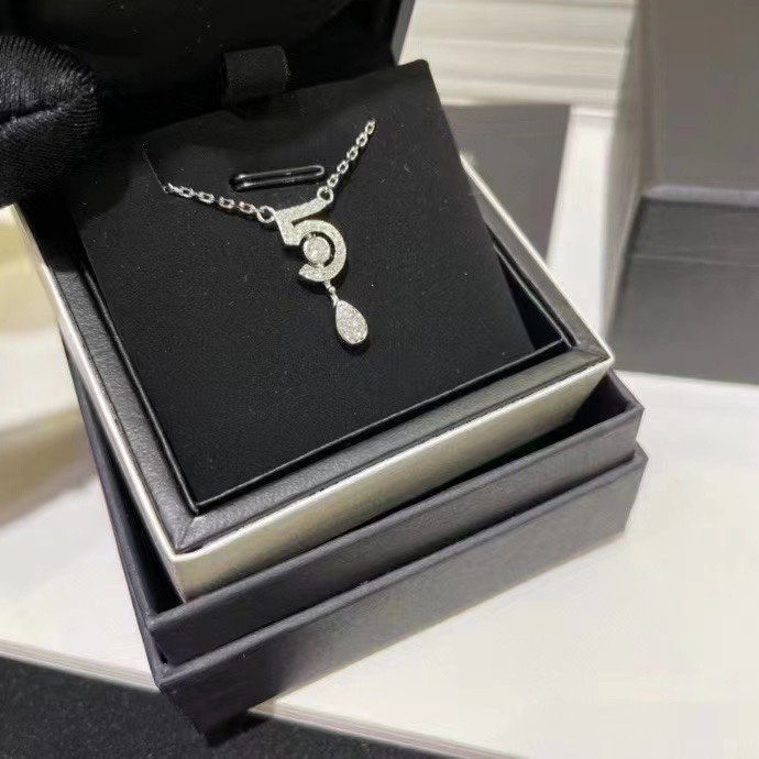 Chanel 𝐶ℎ𝑎𝑛𝑒𝑙