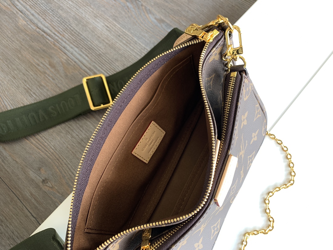 【p280💰顶级原单】【M44813绿色/M44840粉色/M44823。Multi Pochette Accessories 手袋以 Monogram 帆布构筑三件合一的活力设计，另配备多个口袋和隔层。可调节金色链条与路易威登铭纹提花肩带提供斜挎等多种背携Monogram 涂层帆布天然牛皮饰边织物内衬金色金属件可调节肩带，可肩背或斜挎可拆卸链条肩带配有 D 形环24.0 x 16.0 x 6.0 cm (长 x 高 x 宽)