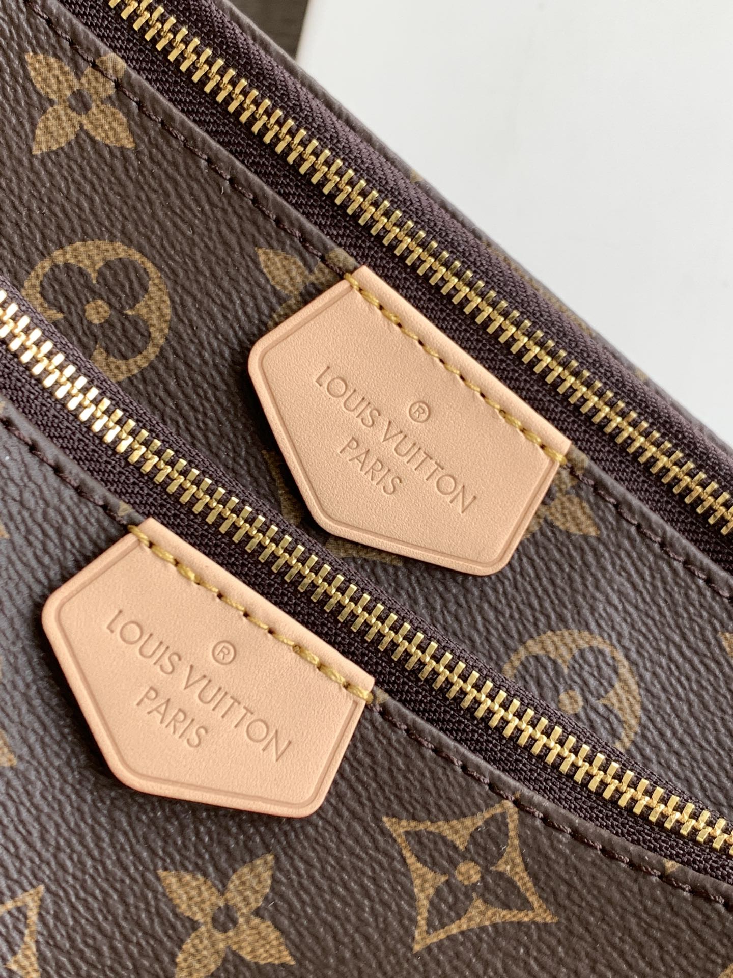 【p280💰顶级原单】【M44813绿色/M44840粉色/M44823。Multi Pochette Accessories 手袋以 Monogram 帆布构筑三件合一的活力设计，另配备多个口袋和隔层。可调节金色链条与路易威登铭纹提花肩带提供斜挎等多种背携Monogram 涂层帆布天然牛皮饰边织物内衬金色金属件可调节肩带，可肩背或斜挎可拆卸链条肩带配有 D 形环24.0 x 16.0 x 6.0 cm (长 x 高 x 宽)