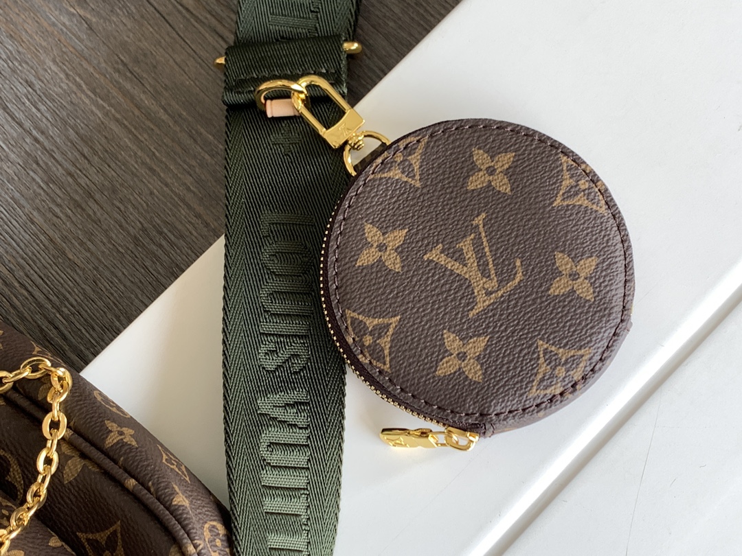 【p280💰顶级原单】【M44813绿色/M44840粉色/M44823。Multi Pochette Accessories 手袋以 Monogram 帆布构筑三件合一的活力设计，另配备多个口袋和隔层。可调节金色链条与路易威登铭纹提花肩带提供斜挎等多种背携Monogram 涂层帆布天然牛皮饰边织物内衬金色金属件可调节肩带，可肩背或斜挎可拆卸链条肩带配有 D 形环24.0 x 16.0 x 6.0 cm (长 x 高 x 宽)