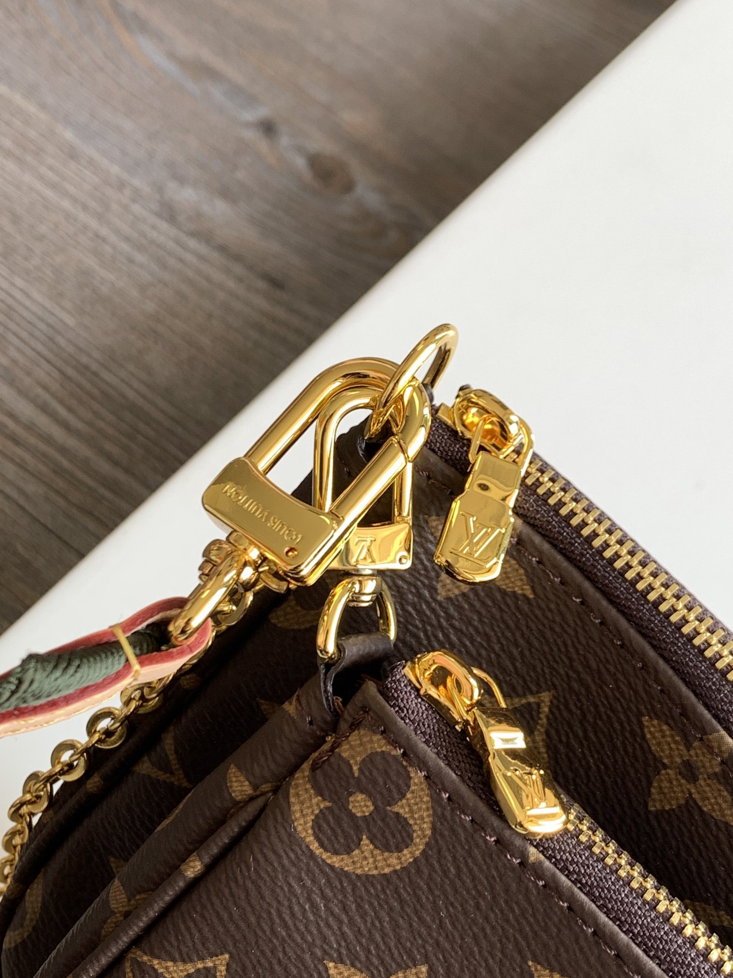 【p280💰顶级原单】【M44813绿色/M44840粉色/M44823。Multi Pochette Accessories 手袋以 Monogram 帆布构筑三件合一的活力设计，另配备多个口袋和隔层。可调节金色链条与路易威登铭纹提花肩带提供斜挎等多种背携Monogram 涂层帆布天然牛皮饰边织物内衬金色金属件可调节肩带，可肩背或斜挎可拆卸链条肩带配有 D 形环24.0 x 16.0 x 6.0 cm (长 x 高 x 宽)