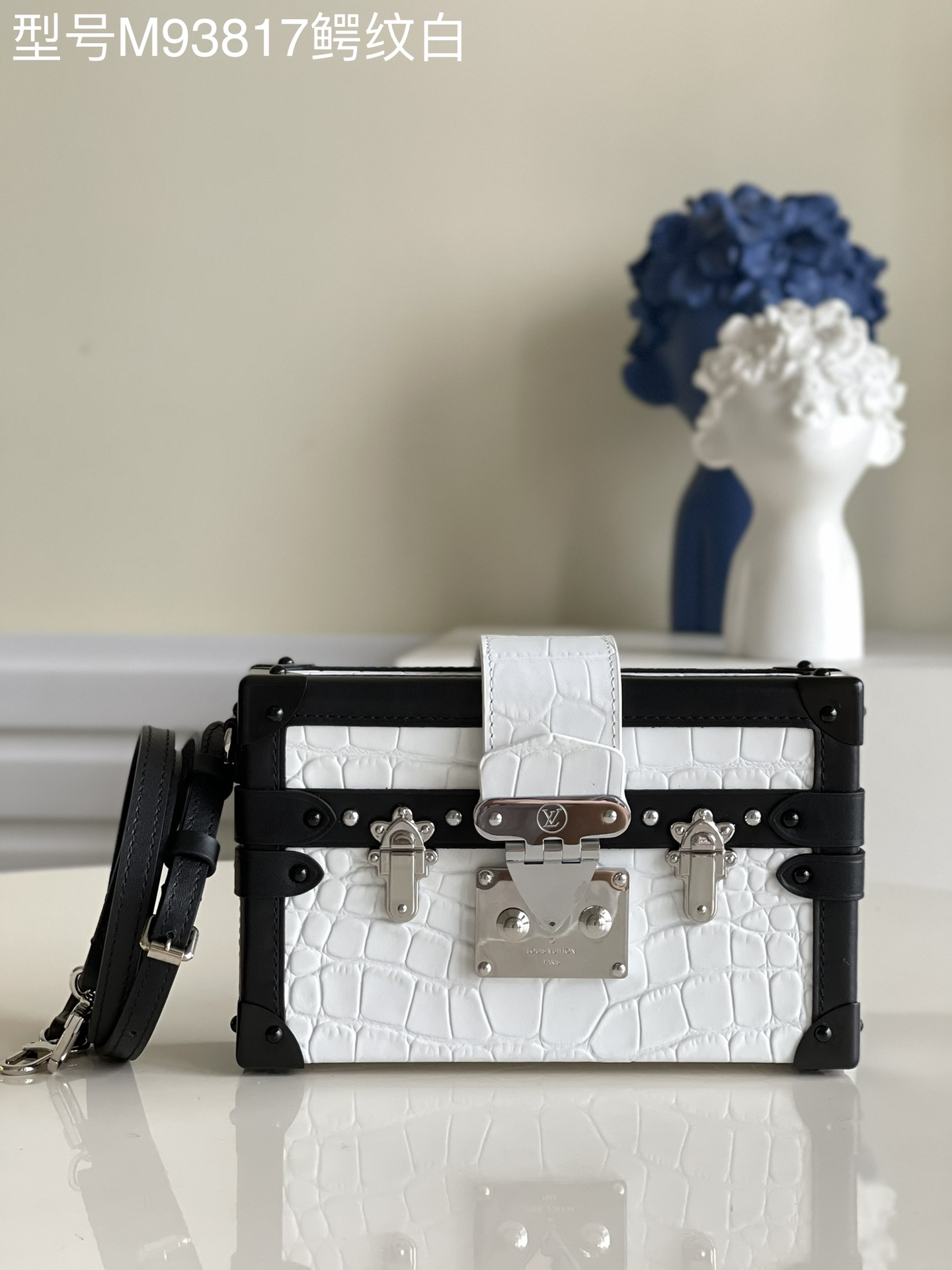 NO:397321,[Exclusive real-life model M93817 pure steel crocodile white] M40273 silver pure steel box BOX box PETITE MALLE Fashion show style brand new European and American retro style small square box design full of metal texture elegant and generous modern modern not only can carry small items, but also a fine decoration product. Small and light figure. The design of portable and long shoulder straps is flexible and versatile. It can easily accommodate smartphones. Credit cards and keys. Pure steel accessories size19*5*11.5cm v.,LV [original leather],louis vuitton19860909【独家实拍型号M93817纯钢鳄鱼白】M40273 银色纯钢盒子BOX盒子 PETITE MALLE 时装走秀款 全新欧美复古风 小巧方盒设计 金属质感十足 优雅大方 摩登现代 不单可以携带随身小物品 更是装饰精品 身材小巧轻盈 手提和长肩带的设计灵活多变 能轻松地容纳智能手机 信用卡和钥匙 纯精钢配件 size19*5*11.5cm v.,LV【原厂皮】,louis vuitton,Bag