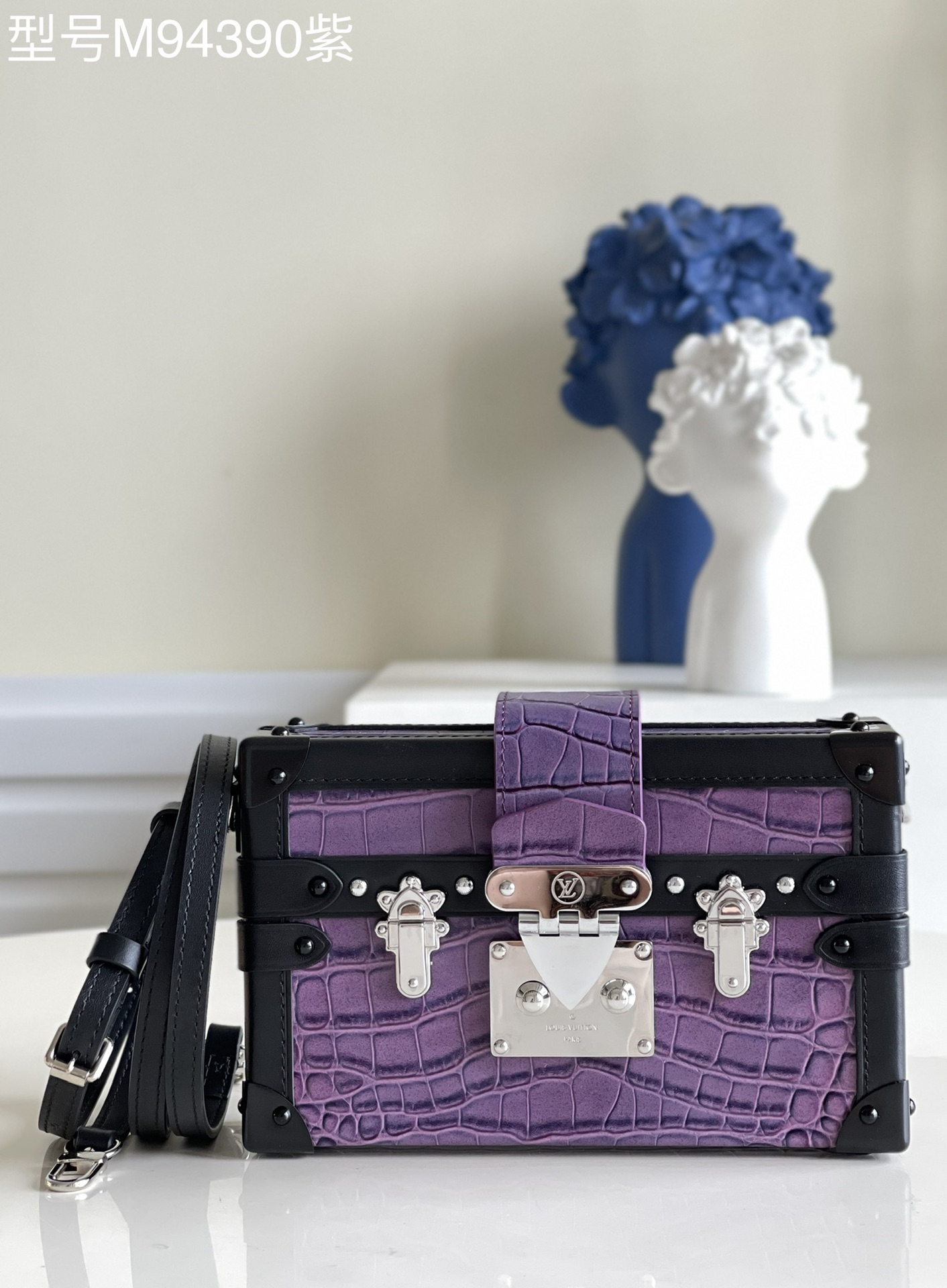 NO:397323,[Exclusive real-life model M94390 pure steel crocodile purple] M40273 silver pure steel box BOX box PETITE MALLE fashion show style brand new European and American retro style small square box design full of metal texture elegant and generous modern modern not only can carry small items, but also a fine decoration product. Small and light figure. The design of portable and long shoulder straps is flexible and varied. It can easily accommodate smartphones. Credit cards and keys. Pure steel accessories size19*5*11.5cm v.,LV [original leather],louis vuitton19860909【独家实拍型号M94390纯钢鳄鱼紫】M40273 银色纯钢盒子BOX盒子 PETITE MALLE 时装走秀款 全新欧美复古风 小巧方盒设计 金属质感十足 优雅大方 摩登现代 不单可以携带随身小物品 更是装饰精品 身材小巧轻盈 手提和长肩带的设计灵活多变 能轻松地容纳智能手机 信用卡和钥匙 纯精钢配件 size19*5*11.5cm v.,LV【原厂皮】,louis vuitton,Bag