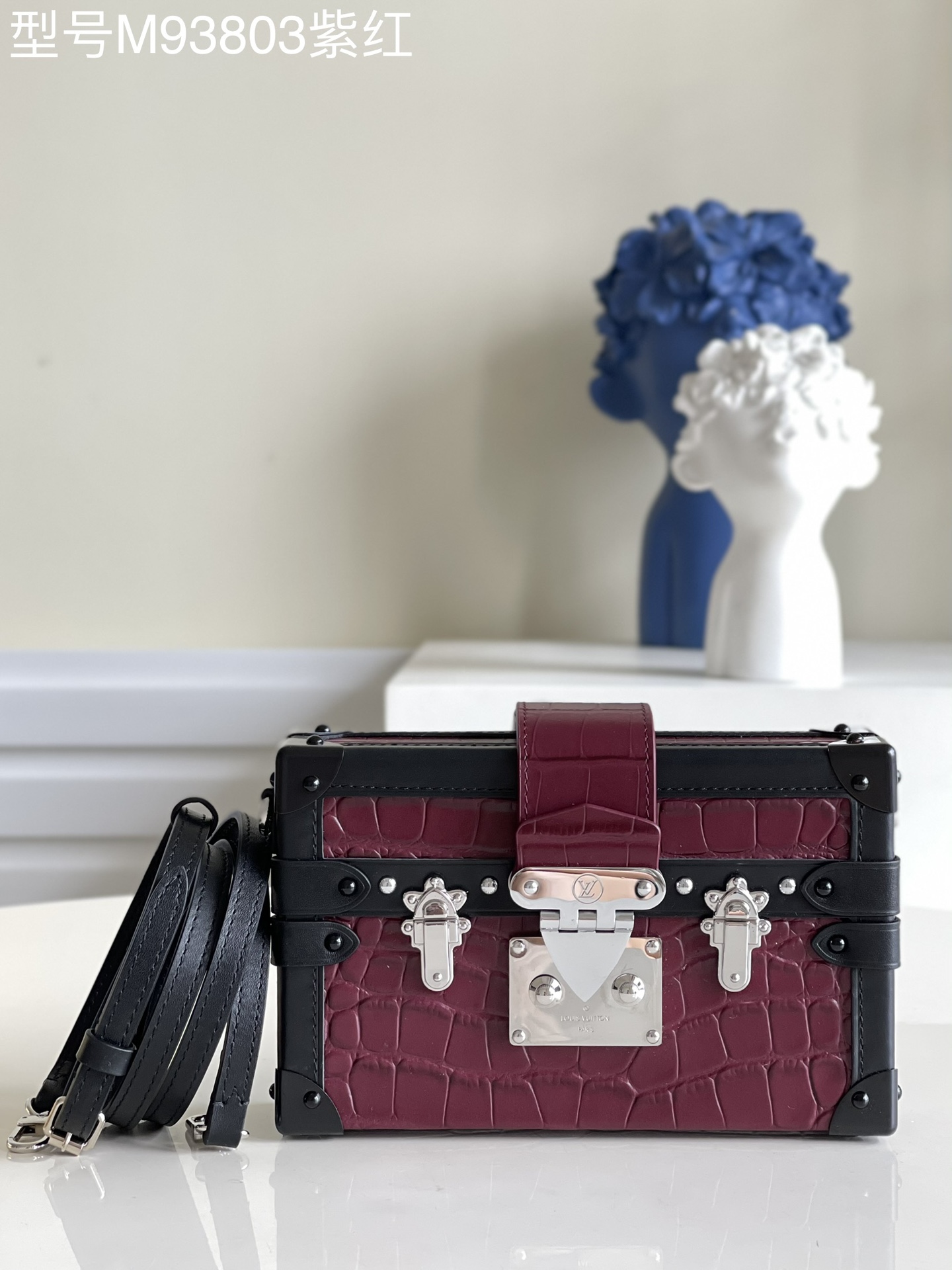 NO:397325,[Exclusive real-life model M93803 pure steel crocodile purple red] M40273 silver pure steel box BOX box PETITE MALLE Fashion show style new European and American retro style small square box design full of metal texture elegant and generous modern modern not only can carry small items, but also a fine decoration product. Small and light figure. The design of portable and long shoulder straps is flexible and varied. It can easily accommodate smartphones. Credit cards and keys. Pure steel accessories size19*5*11.5cm v.,LV [original leather],louis vuitton19860909【独家实拍型号M93803纯钢鳄鱼紫红】M40273 银色纯钢盒子BOX盒子 PETITE MALLE 时装走秀款 全新欧美复古风 小巧方盒设计 金属质感十足 优雅大方 摩登现代 不单可以携带随身小物品 更是装饰精品 身材小巧轻盈 手提和长肩带的设计灵活多变 能轻松地容纳智能手机 信用卡和钥匙 纯精钢配件 size19*5*11.5cm v.,LV【原厂皮】,louis vuitton,Bag