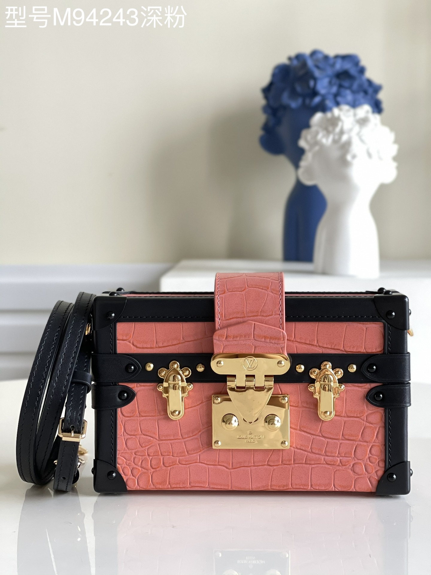 NO:397327,[Exclusive real-life model M94243 pure steel crocodile deep powder] M40273 gold pure steel box BOX box PETITE MALLE fashion show style brand new European and American retro style small square box design full of metal texture elegant and generous modern modern not only can carry small items, but also a fine decoration product. Small and light figure. The design of portable and long shoulder straps is flexible and varied. It can easily accommodate smartphones. Credit cards and keys. Pure steel accessories size19*5*11.5cm v.,LV [original leather],louis vuitton19860909【独家实拍型号M94243纯钢鳄鱼深粉】M40273 金色纯钢盒子BOX盒子 PETITE MALLE 时装走秀款 全新欧美复古风 小巧方盒设计 金属质感十足 优雅大方 摩登现代 不单可以携带随身小物品 更是装饰精品 身材小巧轻盈 手提和长肩带的设计灵活多变 能轻松地容纳智能手机 信用卡和钥匙 纯精钢配件 size19*5*11.5cm v.,LV【原厂皮】,louis vuitton,Bag