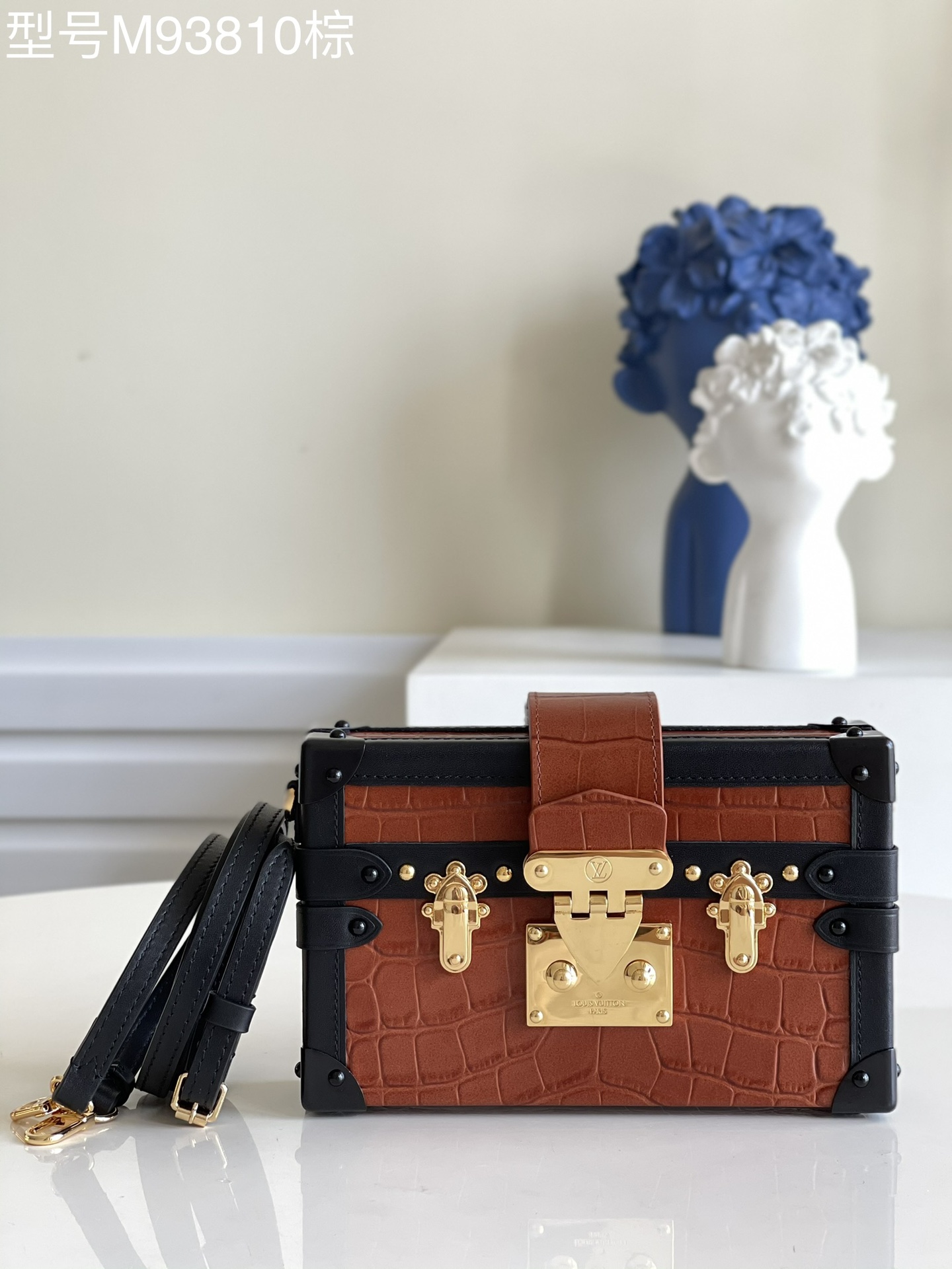 NO:397329,[Exclusive real-life model M93810 pure steel crocodile brown] M40273 Gold pure steel box BOX box PETITE MALLE Fashion show style Brand new European and American retro style Small square box design Full metal texture Elegant and generous Modern modern Not only can carry small items, but also a fine decoration product Small figure Lightweight The design of the portable and long shoulder straps is flexible and versatile, and can easily accommodate smartphones Credit cards and keys Pure steel accessories size19*5*11.5cm v.,LV [original leather],louis vuitton19860909【独家实拍型号M93810纯钢鳄鱼棕】M40273 金色纯钢盒子BOX盒子 PETITE MALLE 时装走秀款 全新欧美复古风 小巧方盒设计 金属质感十足 优雅大方 摩登现代 不单可以携带随身小物品 更是装饰精品 身材小巧轻盈 手提和长肩带的设计灵活多变 能轻松地容纳智能手机 信用卡和钥匙 纯精钢配件 size19*5*11.5cm v.,LV【原厂皮】,louis vuitton,Bag