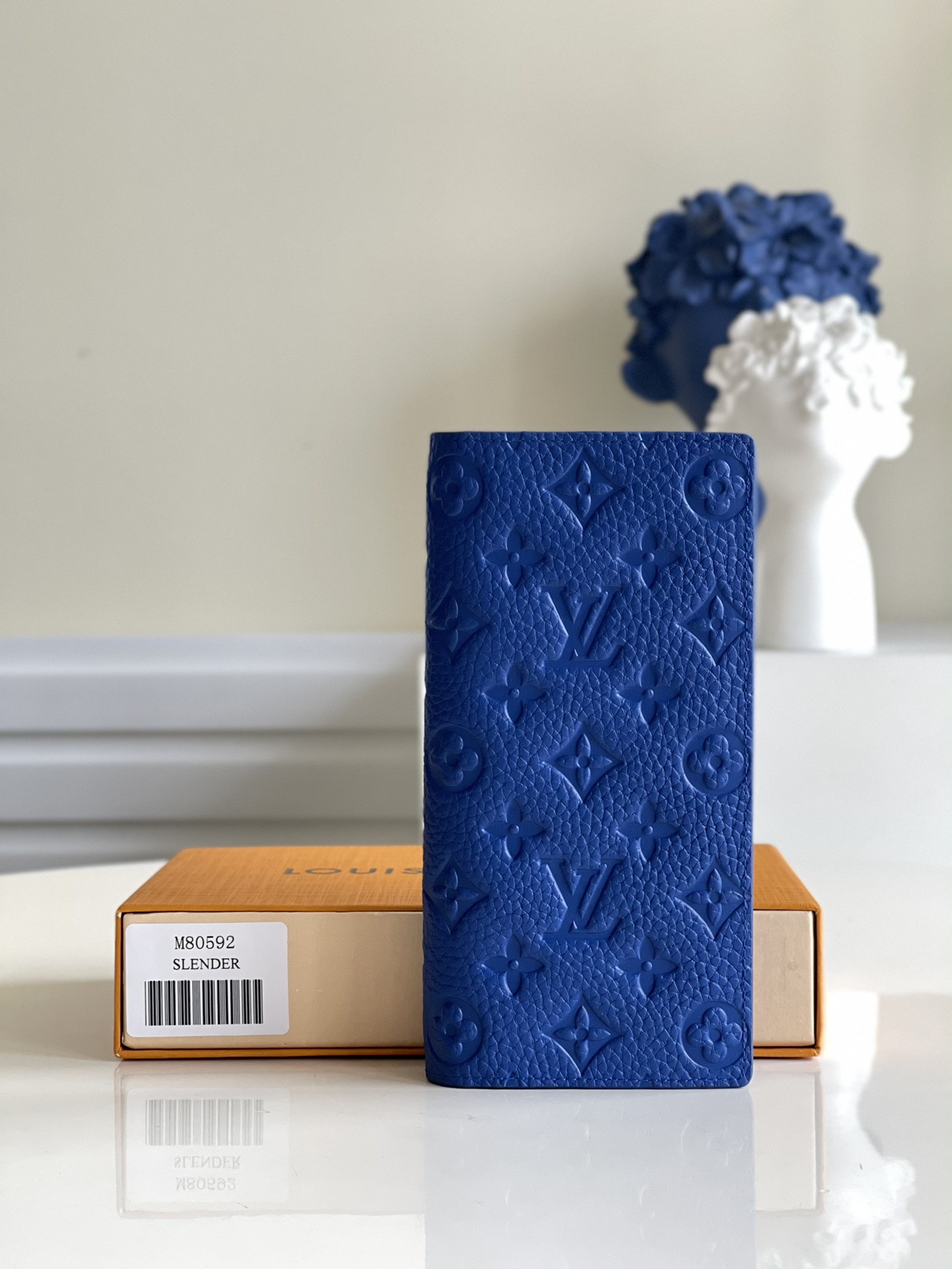 NO:397331,【Exclusive real photo M80592 blue embossing】Brazza wallet is soft Taurillon leather embossed Monogram pattern, with various card slots, pockets and large zipper change compartments, which can be easily placed in most jacket pockets while achieving ample capacity. Size 10.0x 19.0x 2.0 cm (Length x Height x Width) v.300,LV [Original Leather],louis vuitton,jackets & coats19860909【独家实拍M80592蓝色压花】Brazza 钱夹为柔软 Taurillon 皮革压印 Monogram 图案,内设各式卡位、口袋及大号拉链零钱隔层,成就充裕容量的同时亦可轻松置于多数夹克口袋.尺寸10.0x 19.0x 2.0 cm (长x 高x 宽) v.300,LV【原厂皮】,louis vuitton,jackets & coats,Bag
