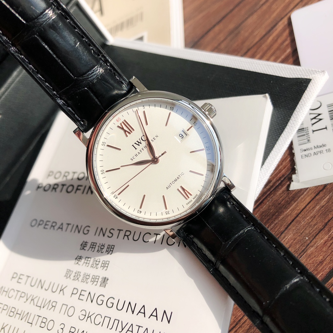 批💰2000配盒
大名鼎鼎的万国柏涛菲诺,腕表界的Gentleman,永远像个绅士一般存在,简洁风格,原装瑞士SW300自动机械机芯,个个表友都以为Eta-2982是基础机芯,其实真正基础机芯是原装瑞士SW300机芯(也就是万国自己命名的35111),防眩目蓝宝石玻璃,黑色美洲鳄鱼皮表带,大部分男人理想中的表款:表盘干净、轻薄、低调且有内涵。正装40mm表径,镀铑柳叶针造型百看不腻,60数字位用红色凸显更是点睛之笔!经典款4款、限量版2款,K金款3款、共9款搭配色,保卡、吊牌和外包装都有贴标型号及手表身份编号!