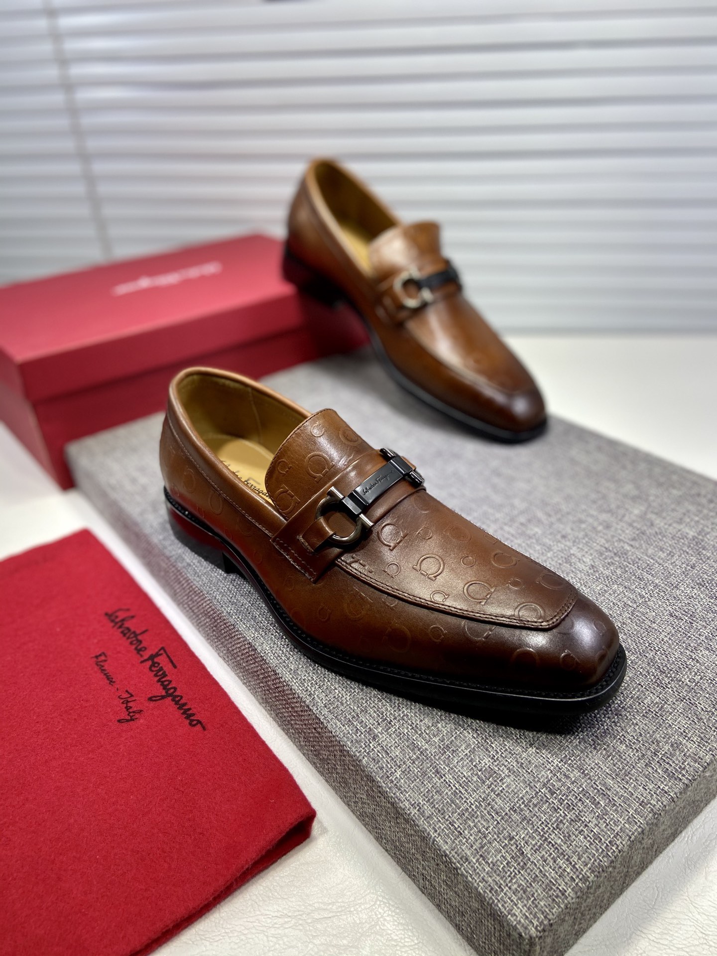 J0  菲拉格慕Ferragamo 水洗牛里原版休闲正装皮鞋🚶🏻专柜同步发售男鞋 此款采用纯手工制作 面料进口原版牛皮➕水洗牛皮内里 原版大底🌀帅气 高大尚🌀