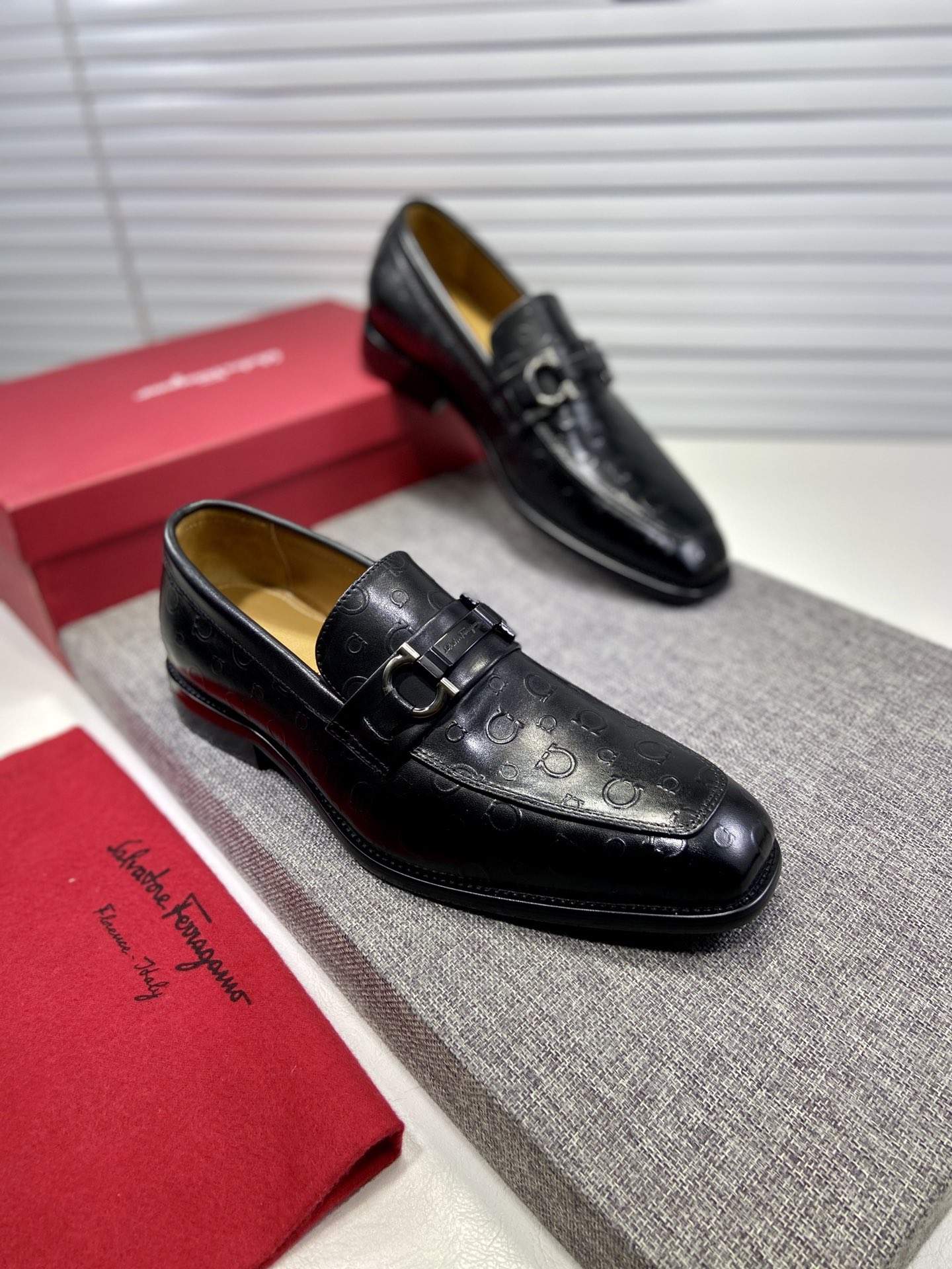 J0  菲拉格慕Ferragamo 水洗牛里原版休闲正装皮鞋🚶🏻专柜同步发售男鞋 此款采用纯手工制作 面料进口原版牛皮➕水洗牛皮内里 原版大底🌀帅气 高大尚🌀