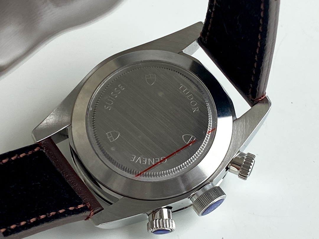 Tudor 帝舵 -‼ 碧湾型系列 搭载全自动机械芯 尺寸：42mm 镀膜玻璃 精钢表带•原装扣 帝陀 全新演绎