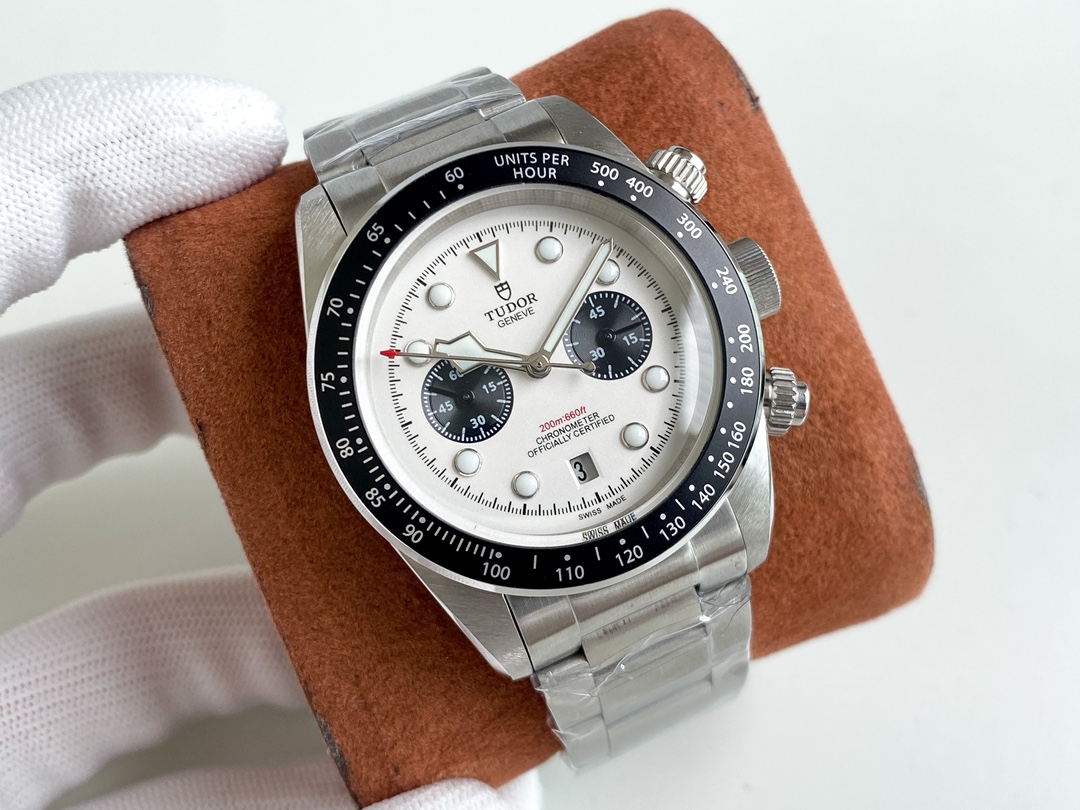 Tudor 帝舵 -‼ 碧湾型系列 搭载全自动机械芯 尺寸：42mm 镀膜玻璃 精钢表带•原装扣 帝陀 全新演绎