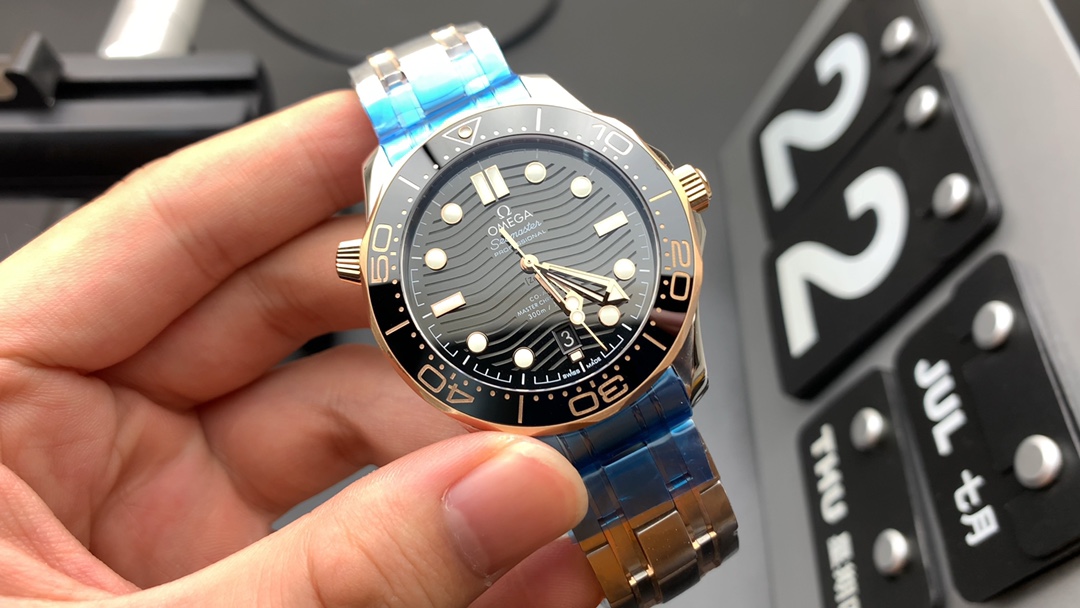 Omega 间金海马300