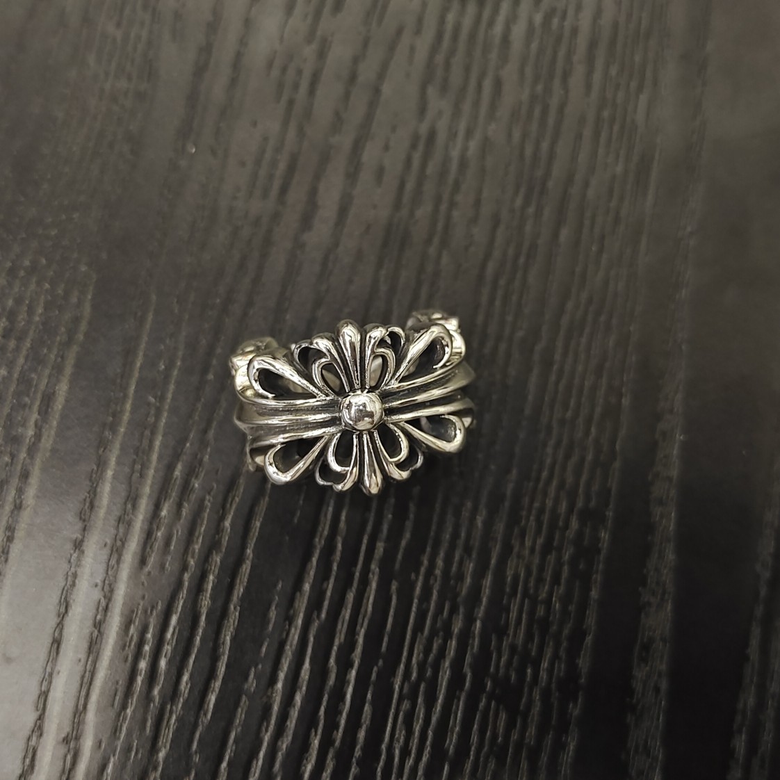 NO:111083,Croxin Chrome hearts Iris rings Classic hot sale for couples, size and size adjustable, don't worry about the size of the gift for people, this one will definitely not be wrong~, jewelry quality, chrome hearts, chrome hearts19860909克罗心chrome hearts 鸢尾花戒  情侣经典热卖款 分大小号 可调节 送人不用担心尺寸这款送人绝对不会错啦～,饰品精品,chrome hearts,chrome hearts,Jewelry