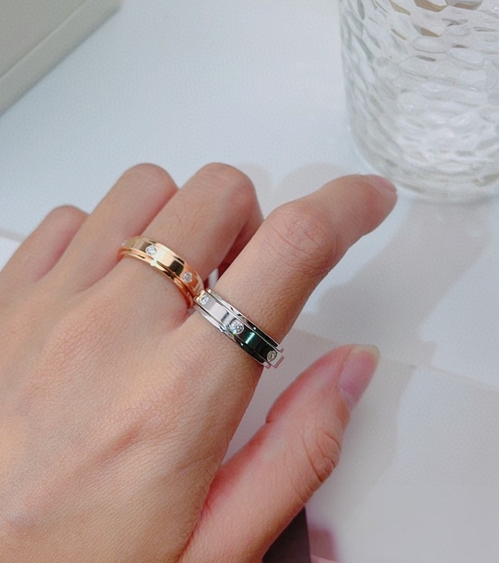 NO:100896,New Year's couple model sterling silver PIAGET Earl CNC high version, cnc craft electroplating 18K gold Earl rotating ring can rotate this ring ~ a fashionable and creative baby who needs to buy couple rings, this one is highly recommended [Rose] Seven Diamond Edition Number #6789, two colors are complete., Earl, piaget, ring, pure silver19860909新年款情侣款 纯银PIAGET 伯爵CNC高版本,cnc工艺电镀18K金 伯爵转动戒可以转动的这款戒指～时尚创意的一款需要购买情侣对戒的宝宝们,这款强烈推荐[玫瑰] 七钻版码数#6789,两色齐全.,伯爵,piaget,ring,pure silver,Jewelry