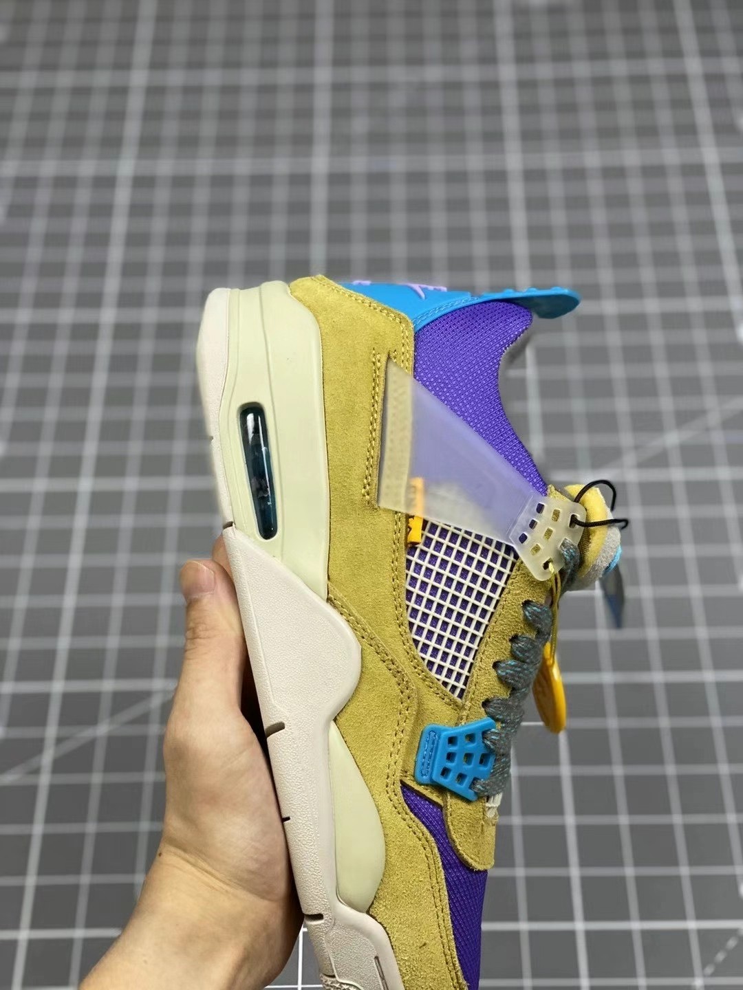 公司级『C4』中端性价比之王
Air Jordan 4 Retro OG "荒漠苔藓" AJ4 乔4 
正确鞋舌立体高频 原厂数据 2020最新原厂底模  原厂纸板 原盒原包装 对照正确色卡采购 。
【C4版本市售颜色最全供应链全方位实力供应】
货号：DJ5718-300
Size：36 36.5 37.5 38 38.5 39 40 40.5 41 42 42.5 43 44 44.5 45 46