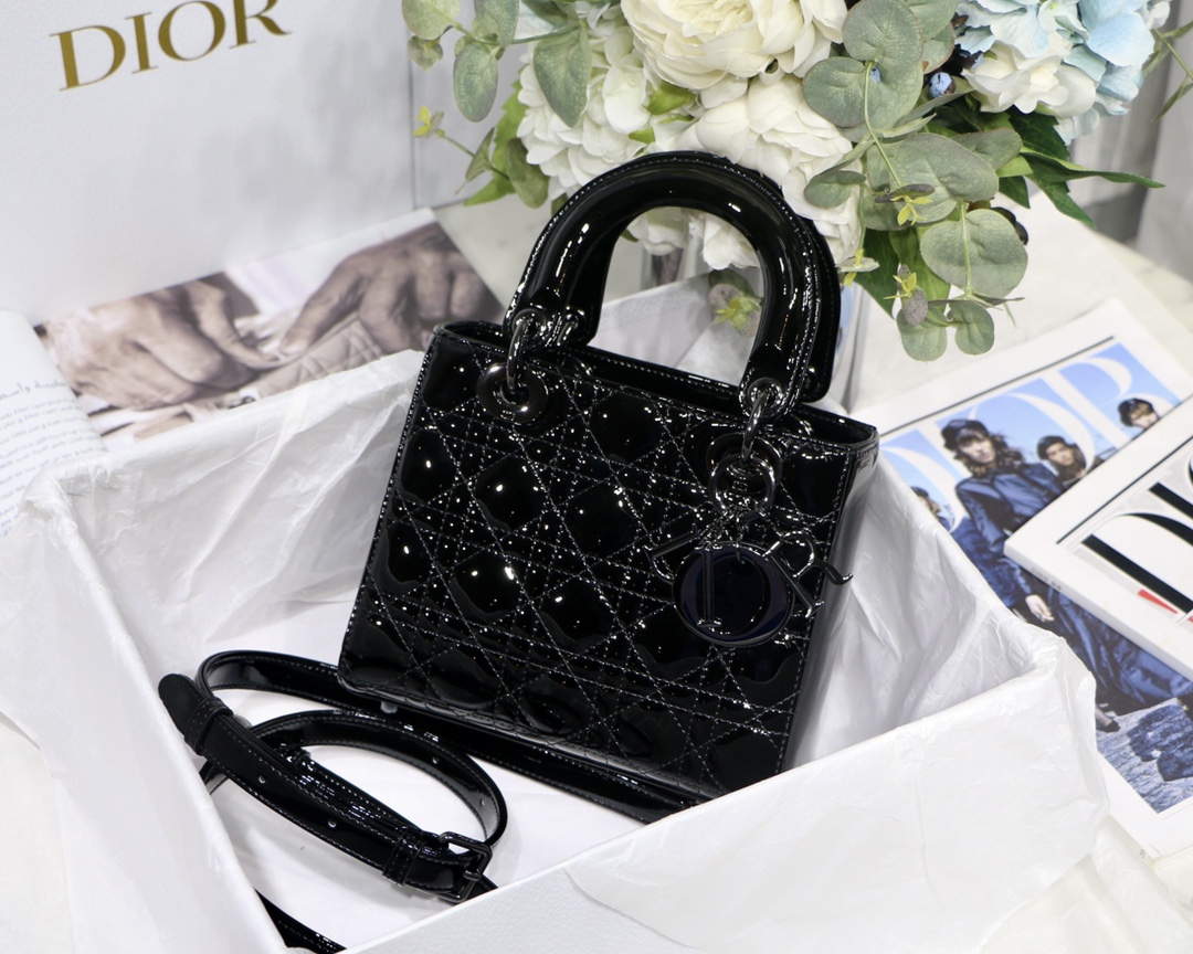 Sac DIOR Lady Dior en cuir verni avec fermoir à boucle, sac à main