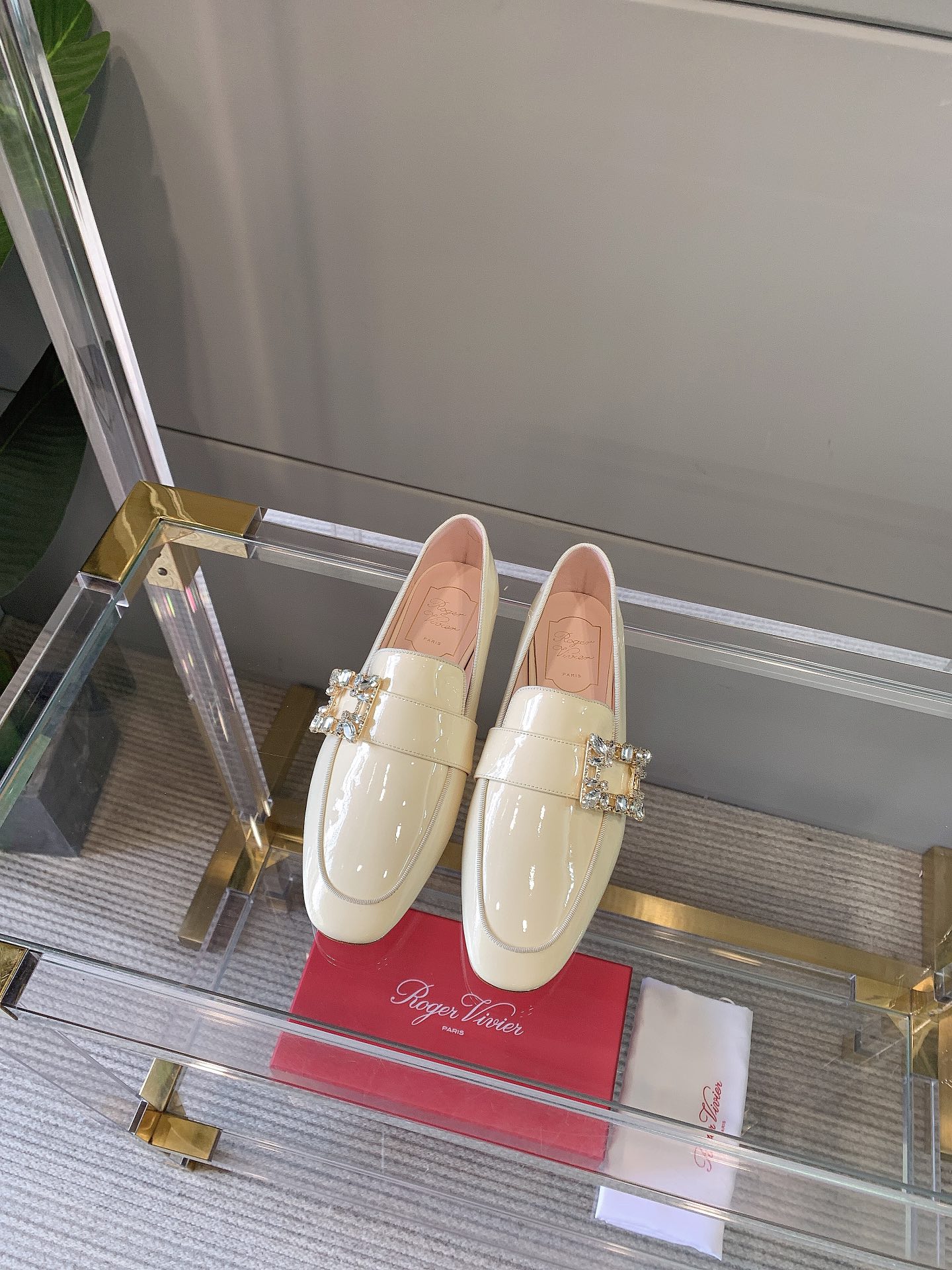 NO:460534,Roger Vivie* new square buckle loafers, the same style as many celebrities, original purchase, top quality!  Upper patent leather/Yangjing/Calf leather inner footbed top mixed breed sheepskin Italian leather outsole Size 35-39 (40 customized), loafers, roger vivier, loafers, cowhide, sheepskin, sheep, Leather soles19860909Roger Vivie*新款方扣乐福鞋 众多明星同款 原版购入 顶级品质！ 鞋面漆皮/羊京/小牛皮 内里垫脚顶级混种羊皮 意大利真皮大底 码数35-39（40定做）,乐福鞋,roger vivier,loafers,cowhide,sheepskin,sheep,Leather soles,Women's Shoes