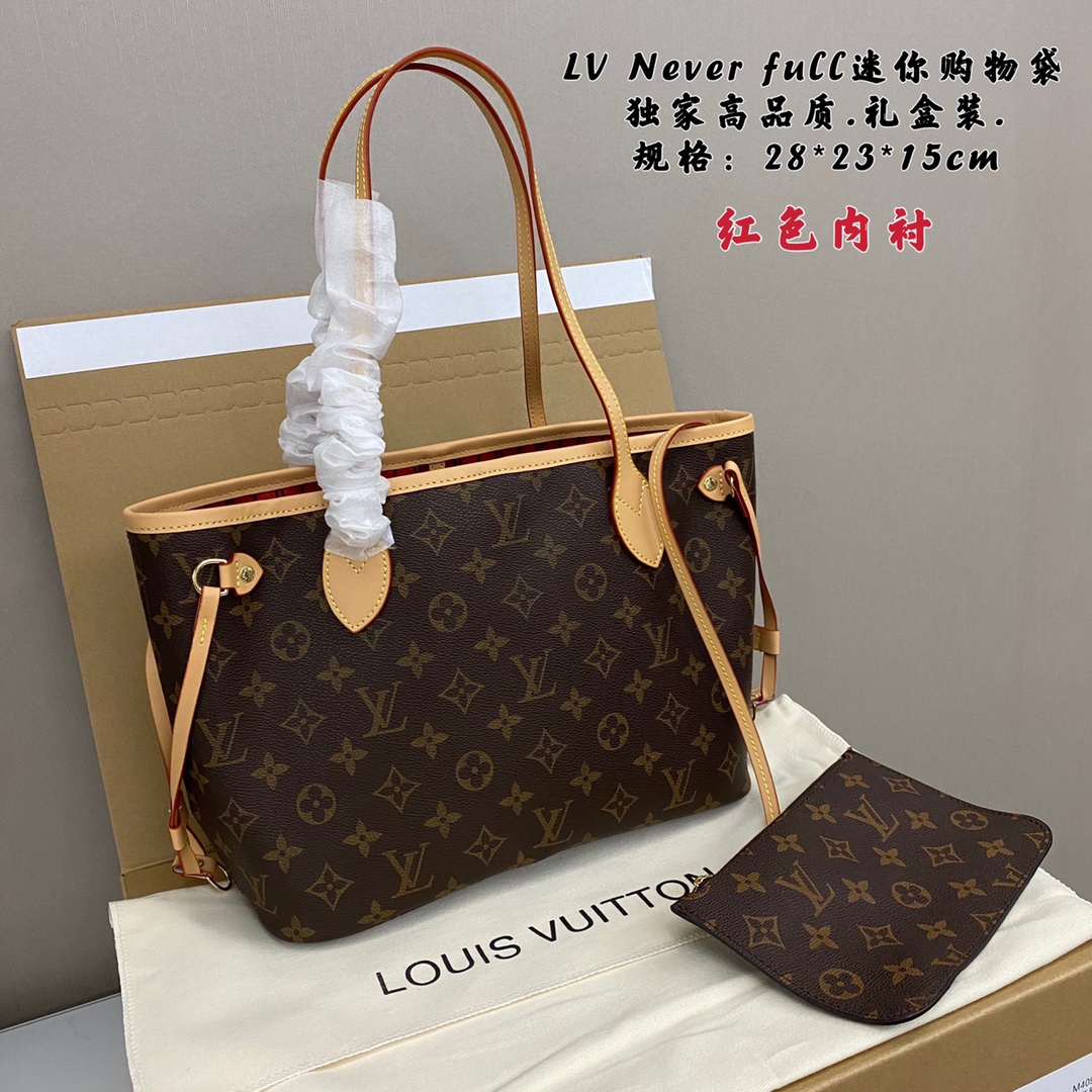 LV Never full迷你购物袋🅿️230 独家高品质.礼盒装. 女士最喜欢的逛街购物袋.它可以衬托出女士的高雅.气质与品位. 口袋采用亚麻织布内衬. 可脱卸式拉链手包搭配同色系内袋. 天然牛皮饰边- 闪亮的金色金属配件. 规格:28*23*15cm