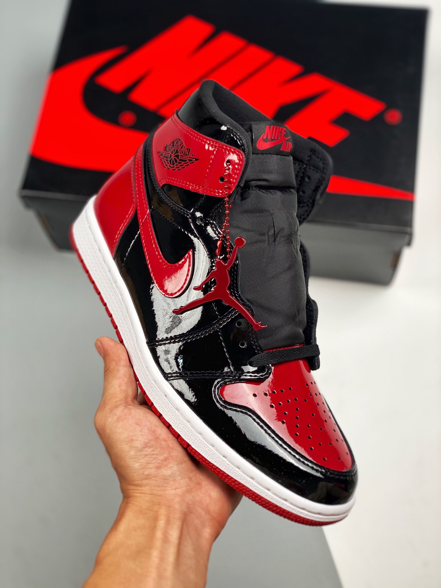 Apoyo a la tienda 5 Air Jordan 1 Retro High OG "Bred Patent" rojo y negro de charol N.º de producto: 555088 063FR El ún…