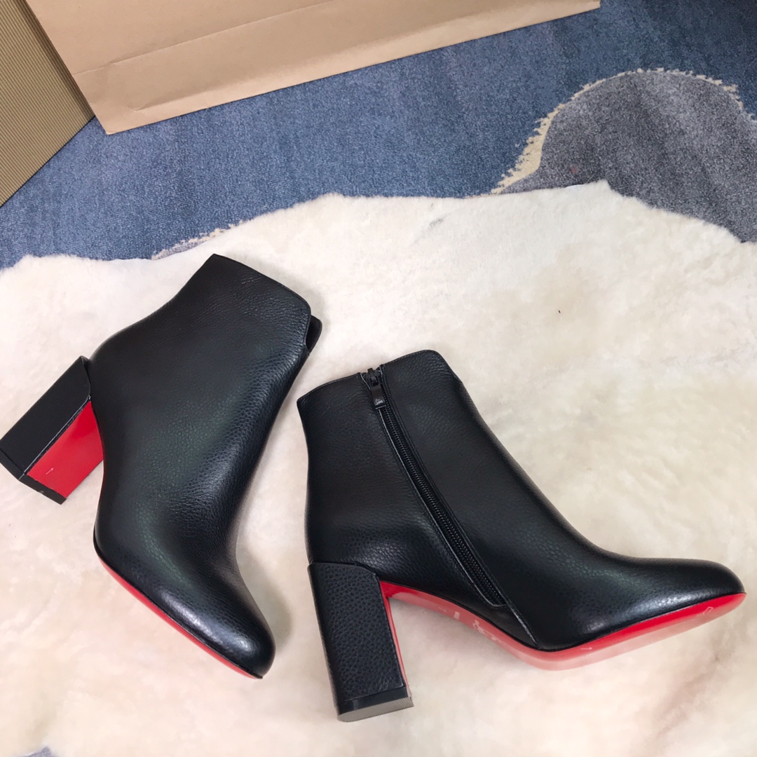 NO:337183,High-end customized autumn and winter boot series!  H8.5Cm, size 35-42. Private mold trademark zipper, 31-09 black lyre pattern leather. Official website synchronization Standard European code Reference:31-09 Color:black Material:cowhide Lining:goat leather Heel height:8.5Cm Sole:leather sole Size:EUR 35-42 (US 4-11):,,christian louboutin,boots19860909高端订制一秋冬靴系列！ H8.5Cm,尺码35-42码.私模商标拉链, 31-09黑荔纹皮.官网同步 标准欧码 Reference:31-09 Color:black Material:cowhide Lining:goat leather Heel heigh:8.5Cm Sole:leather sole Size:EUR 35－42（US 4一11) :,,christian louboutin,boots,Women's Shoes