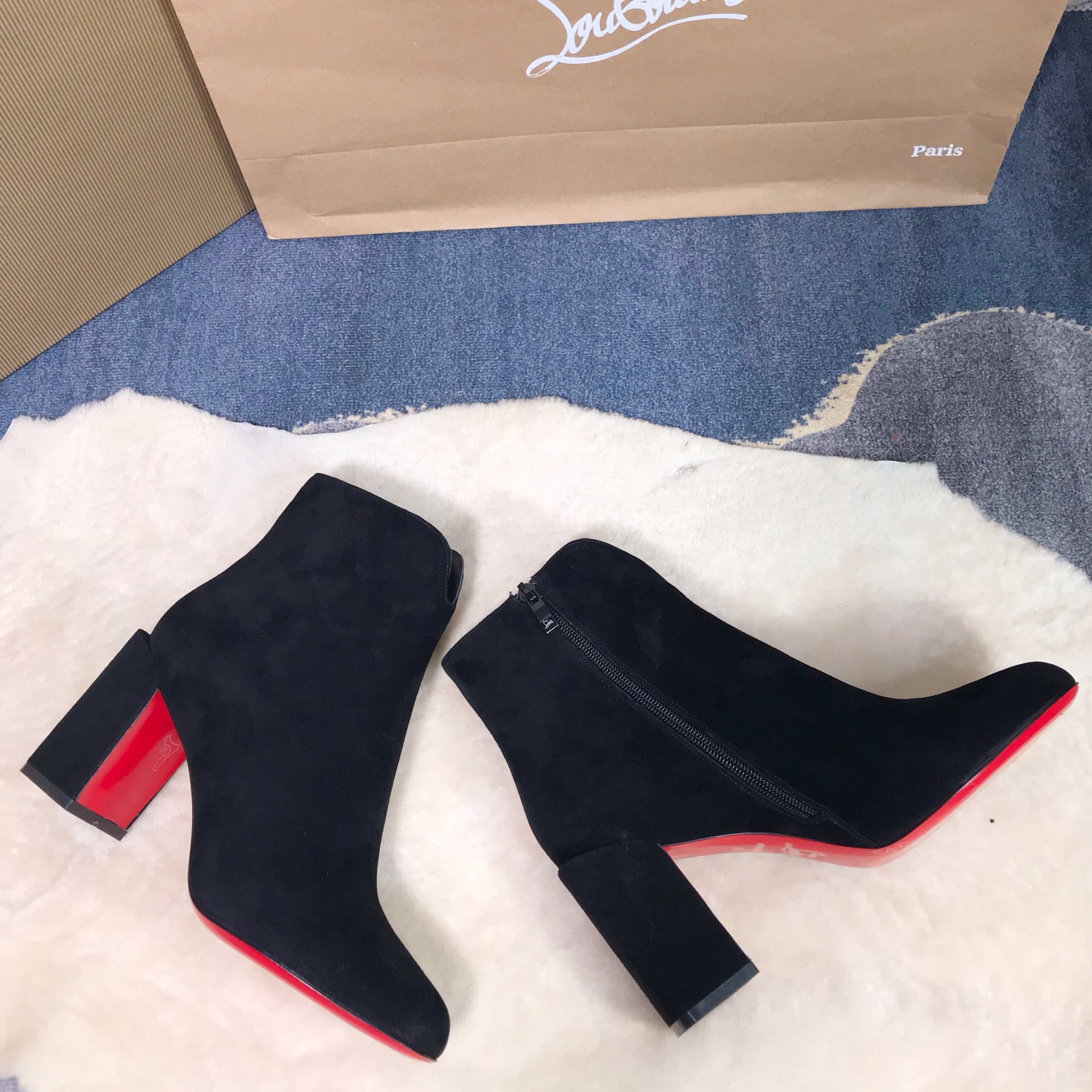 NO:337190,High-end customized autumn and winter boot series!  H8.5Cm, size 35-42. Private mold trademark zipper, 31-09 Black Sheep Mark, official website synchronization. Standard European code Reference:31-09 Color:black Material:veau velours Lining:goat leather Heel height:8.5Cm Sole:leather sole Size:EUR 35-42 (US 4-11):,,christian louboutin,boots,sheep19860909高端订制一秋冬靴系列！ H8.5Cm,尺码35-42码.私模商标拉链, 31-09黑羊猄,官网同步. 标准欧码 Reference:31-09 Color:black Material:veau velours Lining:goat leather Heel heigh:8.5Cm Sole:leather sole Size:EUR 35－42（US 4一11) :,,christian louboutin,boots,sheep,Women's Shoes