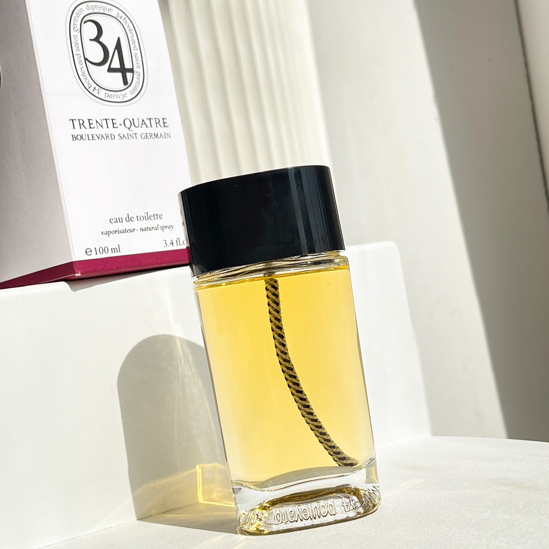 95💰专柜品质
蒂普提克 圣日尔曼大街34号 Diptyque 34 bo|||diptyque圣日耳曼大道34号旗舰店是diptyque的第一间店
为了庆祝品牌50周年诞生的圣日耳曼大道34号。34利用珍贵稀有的香氛象征了品牌在巴黎左岸的首间店铺。这款香氛创新又神秘得难以形容,既不男性化也不女性化。
—————————
♥️圣日耳曼大道34号
香调:花香甘苔调
前调:柑橘黑加仑绿叶无花果叶粉红胡椒公丁香小豆蔻肉桂
中调:鸢尾花老鹳草晚香玉玫瑰紫罗兰
后调:木质香树脂尤加利
属性:中性香
适合男士适用的西普花香香水。新鲜而辛香,温暖迷人。初调为黑加仑,绿叶,杉叶,柑橘,粉红胡椒,豆蔻,丁香和肉桂。中调化作玫瑰,天竺葵,晚香玉,鸢尾花,紫罗兰。基调是林木,树脂,香脂和桉树。2011年发布,适用于各类场合。
————————
