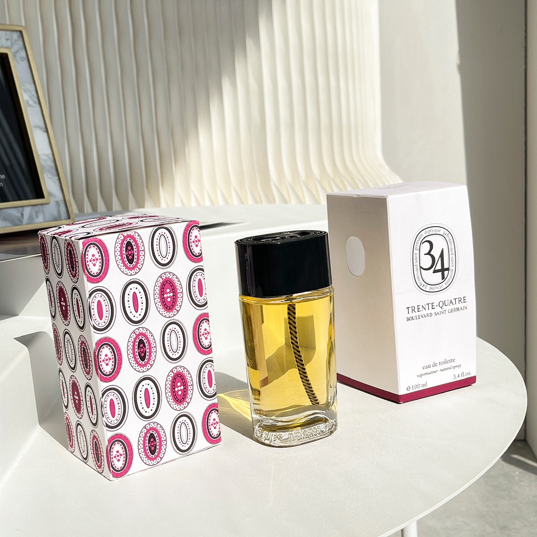 95💰专柜品质
蒂普提克 圣日尔曼大街34号 Diptyque 34 bo|||diptyque圣日耳曼大道34号旗舰店是diptyque的第一间店
为了庆祝品牌50周年诞生的圣日耳曼大道34号。34利用珍贵稀有的香氛象征了品牌在巴黎左岸的首间店铺。这款香氛创新又神秘得难以形容,既不男性化也不女性化。
—————————
♥️圣日耳曼大道34号
香调:花香甘苔调
前调:柑橘黑加仑绿叶无花果叶粉红胡椒公丁香小豆蔻肉桂
中调:鸢尾花老鹳草晚香玉玫瑰紫罗兰
后调:木质香树脂尤加利
属性:中性香
适合男士适用的西普花香香水。新鲜而辛香,温暖迷人。初调为黑加仑,绿叶,杉叶,柑橘,粉红胡椒,豆蔻,丁香和肉桂。中调化作玫瑰,天竺葵,晚香玉,鸢尾花,紫罗兰。基调是林木,树脂,香脂和桉树。2011年发布,适用于各类场合。
————————