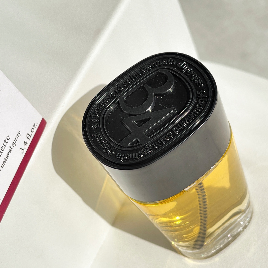 95💰专柜品质
蒂普提克 圣日尔曼大街34号 Diptyque 34 bo|||diptyque圣日耳曼大道34号旗舰店是diptyque的第一间店
为了庆祝品牌50周年诞生的圣日耳曼大道34号。34利用珍贵稀有的香氛象征了品牌在巴黎左岸的首间店铺。这款香氛创新又神秘得难以形容,既不男性化也不女性化。
—————————
♥️圣日耳曼大道34号
香调:花香甘苔调
前调:柑橘黑加仑绿叶无花果叶粉红胡椒公丁香小豆蔻肉桂
中调:鸢尾花老鹳草晚香玉玫瑰紫罗兰
后调:木质香树脂尤加利
属性:中性香
适合男士适用的西普花香香水。新鲜而辛香,温暖迷人。初调为黑加仑,绿叶,杉叶,柑橘,粉红胡椒,豆蔻,丁香和肉桂。中调化作玫瑰,天竺葵,晚香玉,鸢尾花,紫罗兰。基调是林木,树脂,香脂和桉树。2011年发布,适用于各类场合。
————————
