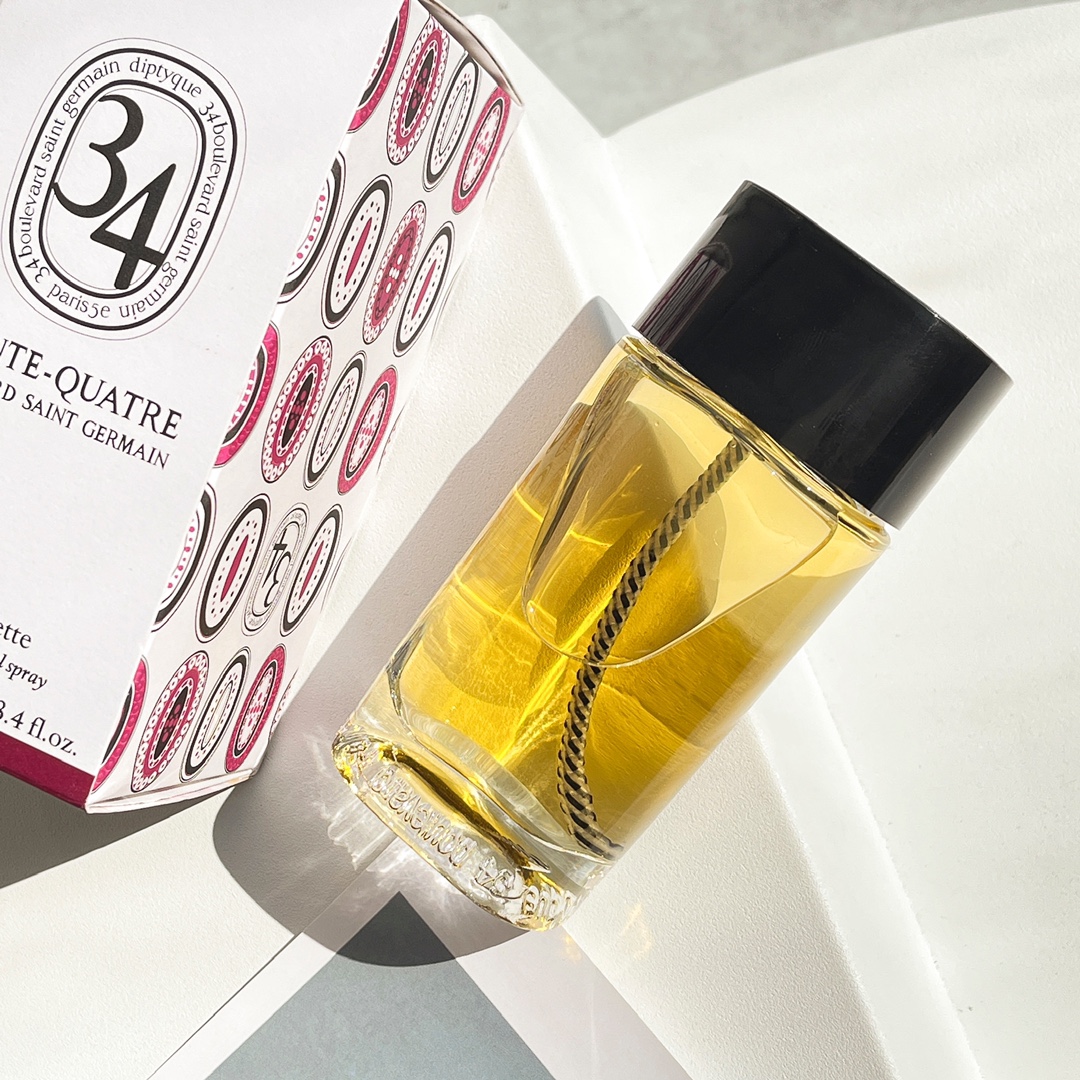 95💰专柜品质
蒂普提克 圣日尔曼大街34号 Diptyque 34 bo|||diptyque圣日耳曼大道34号旗舰店是diptyque的第一间店
为了庆祝品牌50周年诞生的圣日耳曼大道34号。34利用珍贵稀有的香氛象征了品牌在巴黎左岸的首间店铺。这款香氛创新又神秘得难以形容,既不男性化也不女性化。
—————————
♥️圣日耳曼大道34号
香调:花香甘苔调
前调:柑橘黑加仑绿叶无花果叶粉红胡椒公丁香小豆蔻肉桂
中调:鸢尾花老鹳草晚香玉玫瑰紫罗兰
后调:木质香树脂尤加利
属性:中性香
适合男士适用的西普花香香水。新鲜而辛香,温暖迷人。初调为黑加仑,绿叶,杉叶,柑橘,粉红胡椒,豆蔻,丁香和肉桂。中调化作玫瑰,天竺葵,晚香玉,鸢尾花,紫罗兰。基调是林木,树脂,香脂和桉树。2011年发布,适用于各类场合。
————————