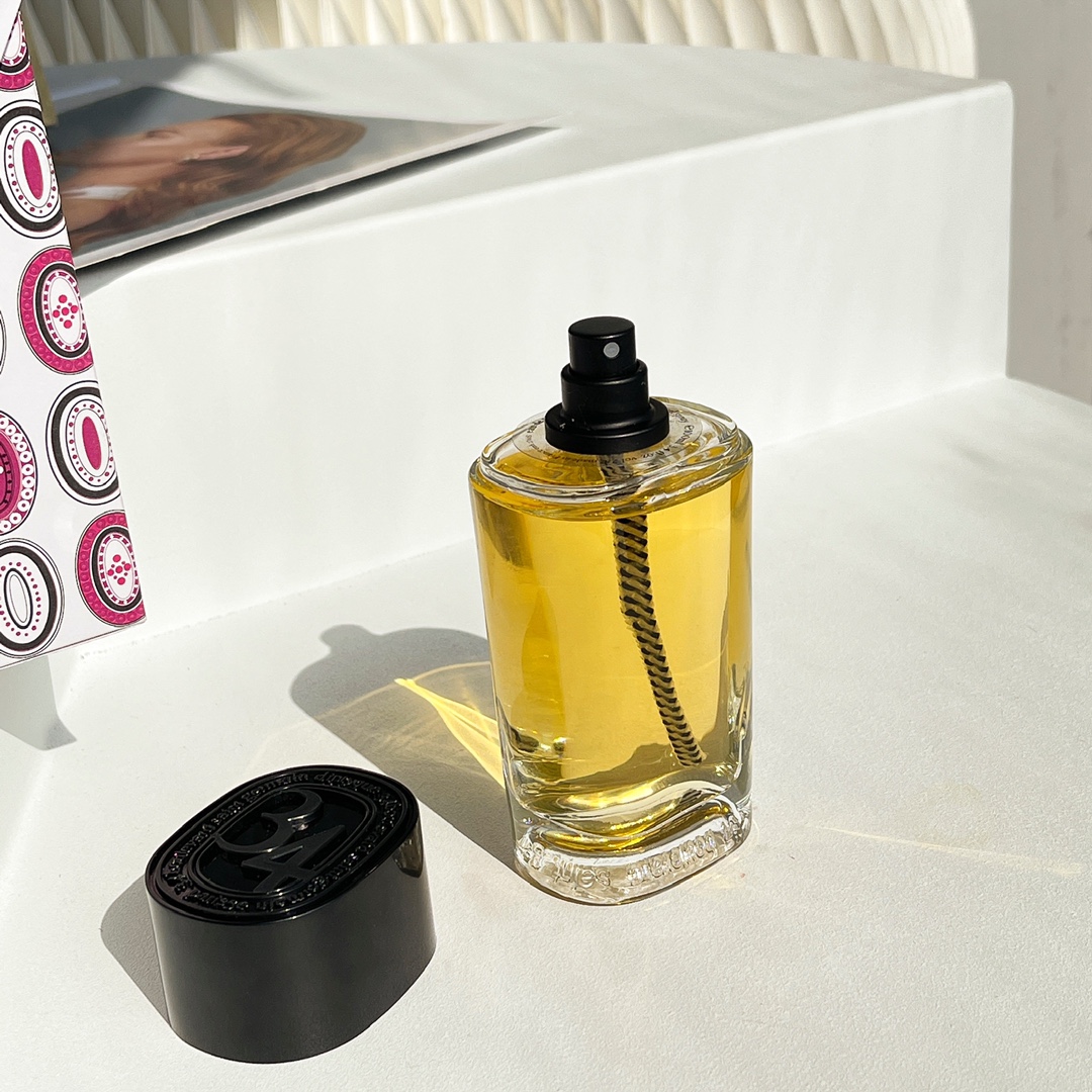 95💰专柜品质
蒂普提克 圣日尔曼大街34号 Diptyque 34 bo|||diptyque圣日耳曼大道34号旗舰店是diptyque的第一间店
为了庆祝品牌50周年诞生的圣日耳曼大道34号。34利用珍贵稀有的香氛象征了品牌在巴黎左岸的首间店铺。这款香氛创新又神秘得难以形容,既不男性化也不女性化。
—————————
♥️圣日耳曼大道34号
香调:花香甘苔调
前调:柑橘黑加仑绿叶无花果叶粉红胡椒公丁香小豆蔻肉桂
中调:鸢尾花老鹳草晚香玉玫瑰紫罗兰
后调:木质香树脂尤加利
属性:中性香
适合男士适用的西普花香香水。新鲜而辛香,温暖迷人。初调为黑加仑,绿叶,杉叶,柑橘,粉红胡椒,豆蔻,丁香和肉桂。中调化作玫瑰,天竺葵,晚香玉,鸢尾花,紫罗兰。基调是林木,树脂,香脂和桉树。2011年发布,适用于各类场合。
————————