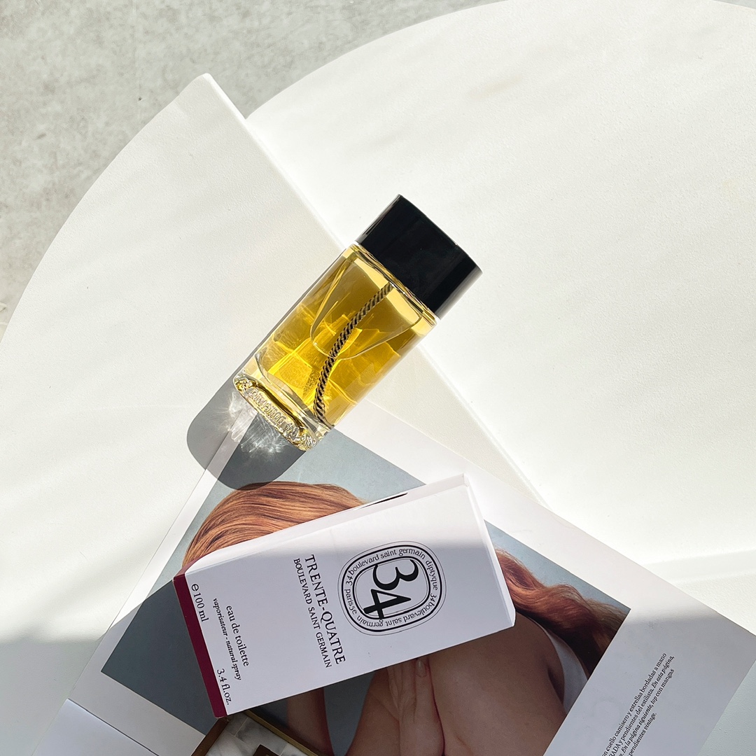 95💰专柜品质
蒂普提克 圣日尔曼大街34号 Diptyque 34 bo|||diptyque圣日耳曼大道34号旗舰店是diptyque的第一间店
为了庆祝品牌50周年诞生的圣日耳曼大道34号。34利用珍贵稀有的香氛象征了品牌在巴黎左岸的首间店铺。这款香氛创新又神秘得难以形容,既不男性化也不女性化。
—————————
♥️圣日耳曼大道34号
香调:花香甘苔调
前调:柑橘黑加仑绿叶无花果叶粉红胡椒公丁香小豆蔻肉桂
中调:鸢尾花老鹳草晚香玉玫瑰紫罗兰
后调:木质香树脂尤加利
属性:中性香
适合男士适用的西普花香香水。新鲜而辛香,温暖迷人。初调为黑加仑,绿叶,杉叶,柑橘,粉红胡椒,豆蔻,丁香和肉桂。中调化作玫瑰,天竺葵,晚香玉,鸢尾花,紫罗兰。基调是林木,树脂,香脂和桉树。2011年发布,适用于各类场合。
————————