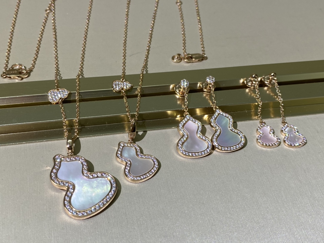 NO:103031,Qeelin purchasing level and size hoist necklace Original details LOGO High appearance The upper body effect is very good and very versatile. First-class texture. Eight-heart, eight arrows, high-carbon diamonds. Elegant and exquisite. Large necklace. P small necklace. P large ear hanger. P128 small ear hanger. Kirin necklace. Kirin ear studs. qeelin, necklace.19860909Qeelin代购级别大小葫芦项链 原版细节LOGO 高颜值 上身效果很赞 很百搭哦 质感一流 八心八箭高碳钻 大方而精致 大号项链 P小号项链 P大号耳吊 P128小号耳吊,麒麟项链麒麟耳钉,qeelin,necklace,Jewelry