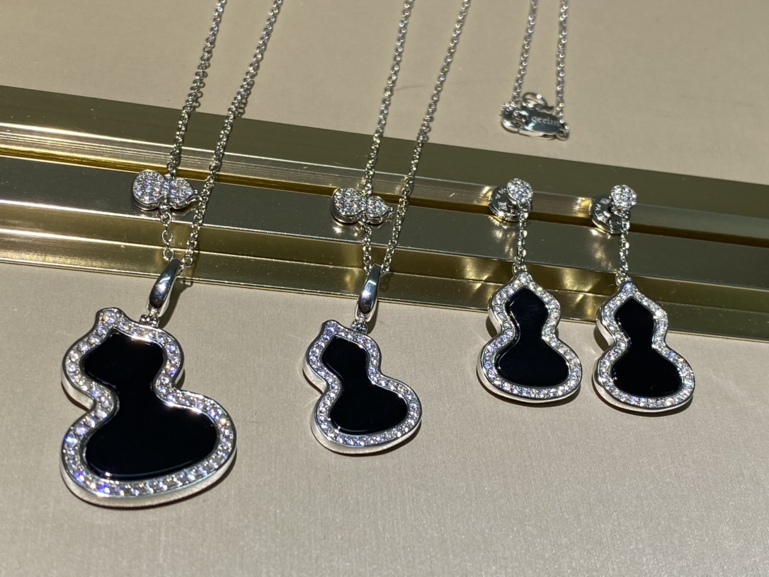 NO:103039,Large necklace P medium necklace P earrings Qeelin purchasing level size gourd necklace Original details LOGO High appearance The upper body effect is very good, very versatile, first-class texture, eight hearts and eight arrows high carbon diamonds, generous and exquisite, Kirin necklace Kirin earrings, qeelin, necklace19860909大号项链p中号项链p耳钉 Qeelin代购级别大小葫芦项链 原版细节LOGO 高颜值 上身效果很赞 很百搭哦 质感一流 八心八箭高碳钻 大方而精致,麒麟项链麒麟耳钉,qeelin,necklace,Jewelry