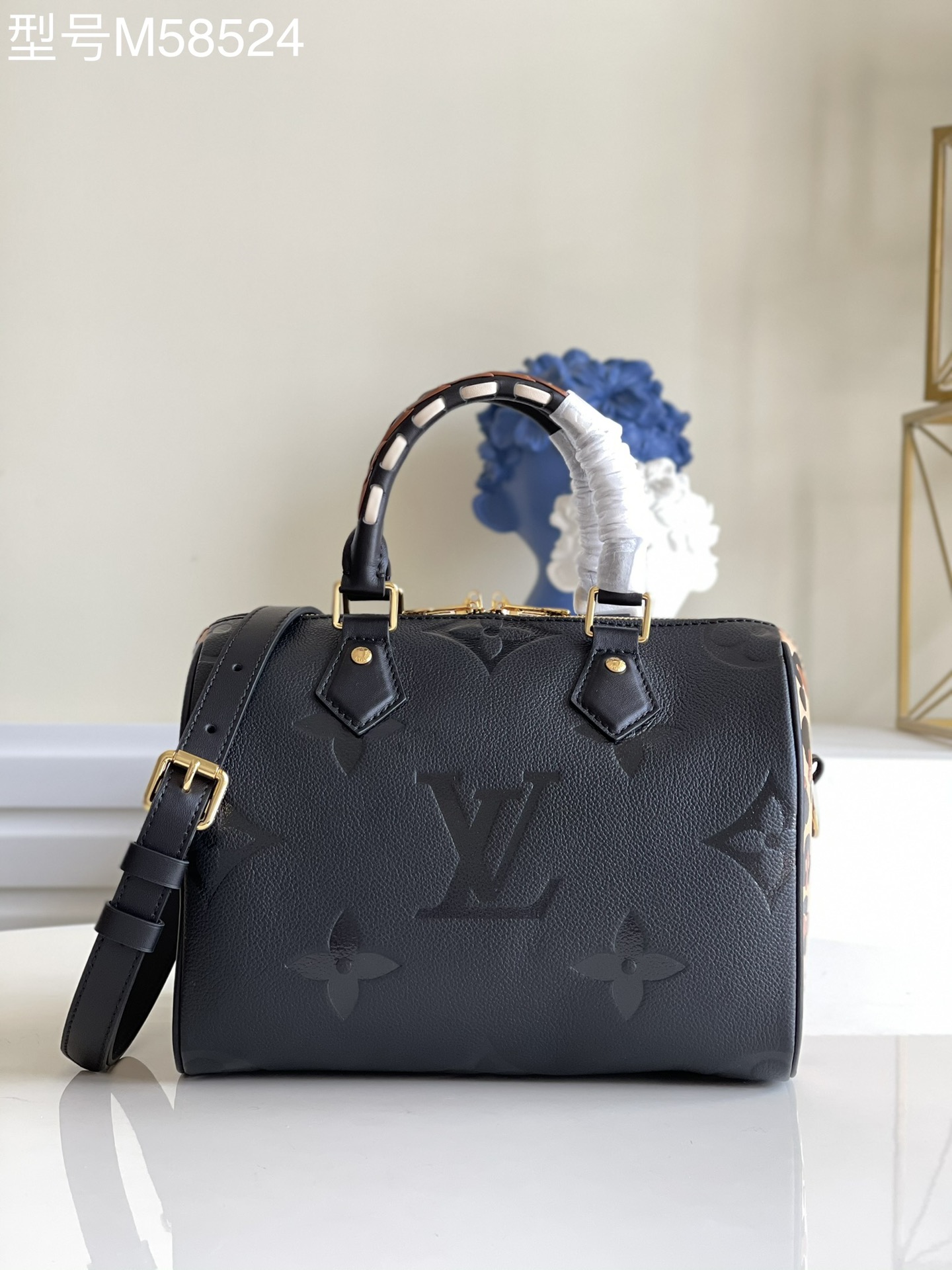 NO:397507,【Exclusive real shot of M58524 black】Speedy Bandoulière 25 handbags were reappeared in the autumn Wild at Heart capsule series, with oversized LV letters imprinted in Monogram Empreinte leather, embellished with leopard prints on both sides.Toron braided handles indicate the series logo, and removable shoulder straps add crossbody choice. Size 25.0 x 19.0 x 15.0 cm (Length x Height x Width).Q.,LV [Original Leather],louis vuitton19860909【独家实拍M58524黑色】Speedy Bandoulière 25 手袋于 秋季 Wild at Heart 胶囊系列瞩目再现,为 Monogram Empreinte 皮革压印超大 LV 字母,点缀两侧豹纹印花.Toron 编织手柄彰示系列标志,可拆卸肩带增添斜挎选择.尺寸25.0 x 19.0 x 15.0 厘米 (长 x 高 x 宽).Q.,LV【原厂皮】,louis vuitton,Bag