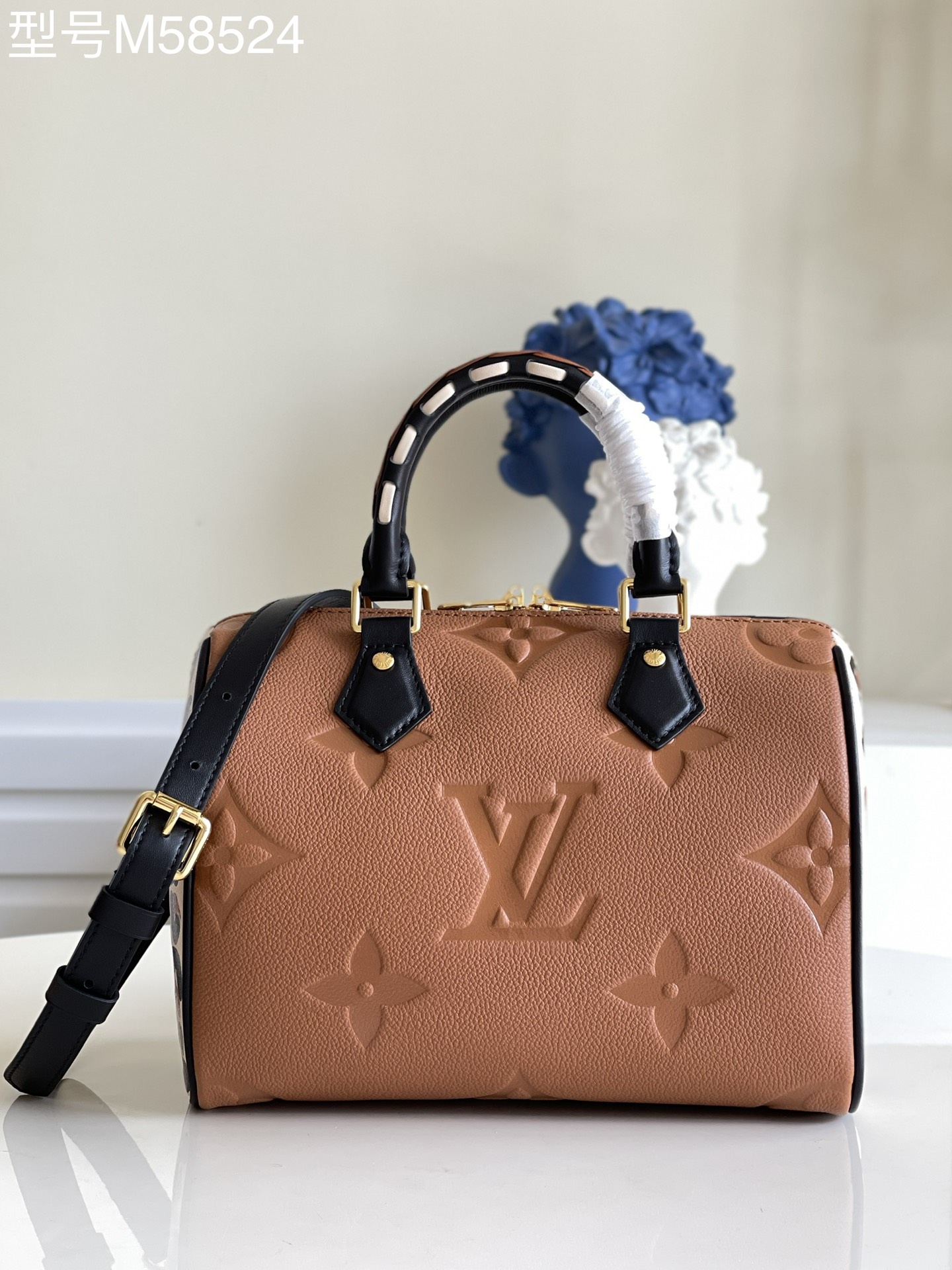 NO:397510,【Exclusive real photo M58524 brown】Speedy Bandoulière 25 handbags are reappearing in the autumn Wild at Heart capsule series, with oversized LV letters imprinted in Monogram Empreinte leather, embellished with leopard prints on both sides. Toron braided handles indicate the series logo, and removable shoulder straps add crossbody choice. Size 25.0 x 19.0 x 15.0 cm (Length x Height x Width).Q.,LV [Original Leather],louis vuitton19860909【独家实拍M58524棕色】Speedy Bandoulière 25 手袋于 秋季 Wild at Heart 胶囊系列瞩目再现,为 Monogram Empreinte 皮革压印超大 LV 字母,点缀两侧豹纹印花.Toron 编织手柄彰示系列标志,可拆卸肩带增添斜挎选择.尺寸25.0 x 19.0 x 15.0 厘米 (长 x 高 x 宽).Q.,LV【原厂皮】,louis vuitton,Bag