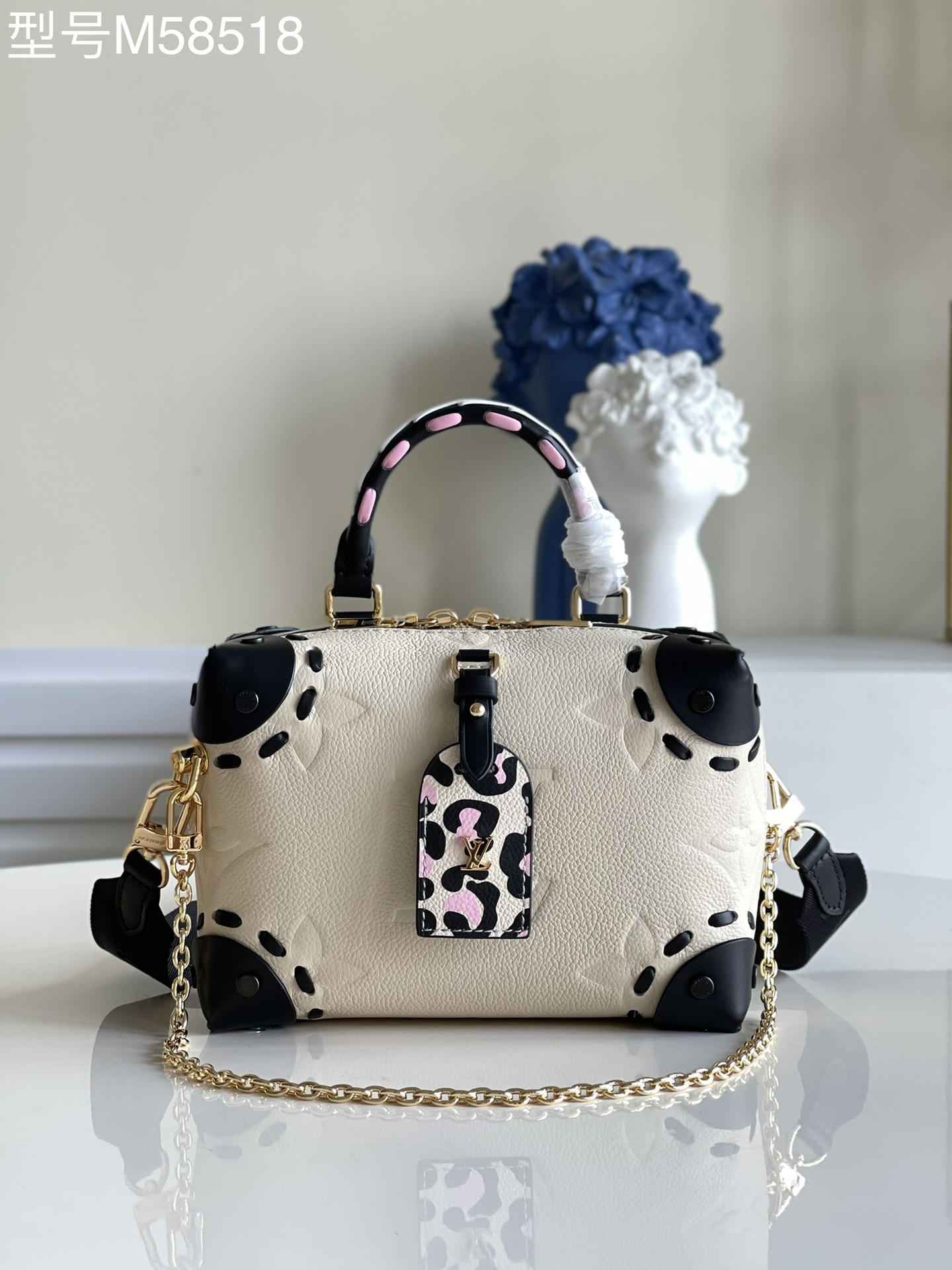 NO:397513,【Exclusive real photo M58518 white】M45571 PETITE MALLE SOUPLE handbag White leopard print Petite Malle Souple handbag happily added to the autumn Wild at Heart capsule series, which is a Monogram Empreinte leather body with a leopard print brand. The braided handle cleverly echoes the stitching design of the rivet corners, and the removable fabric shoulder straps and chains bring a versatile carrying experience. Size 20 x 14 x 7.5 cm (length x height x width).Q.,LV [original leather],louis vuitton19860909【独家实拍 M58518白】M45571 PETITE MALLE SOUPLE 手袋 白色豹纹本款 Petite Malle Souple 手袋雀跃加入 秋季 Wild at Heart 胶囊系列,为 Monogram Empreinte 皮革包身搭配豹纹印花名牌.编织手柄巧妙呼应铆钉边角的缝线设计,可拆卸织物肩带及链条带来百变背携体验.尺寸20 x 14 x 7.5 厘米(长度 x 高 x 宽).Q.,LV【原厂皮】,louis vuitton,Bag