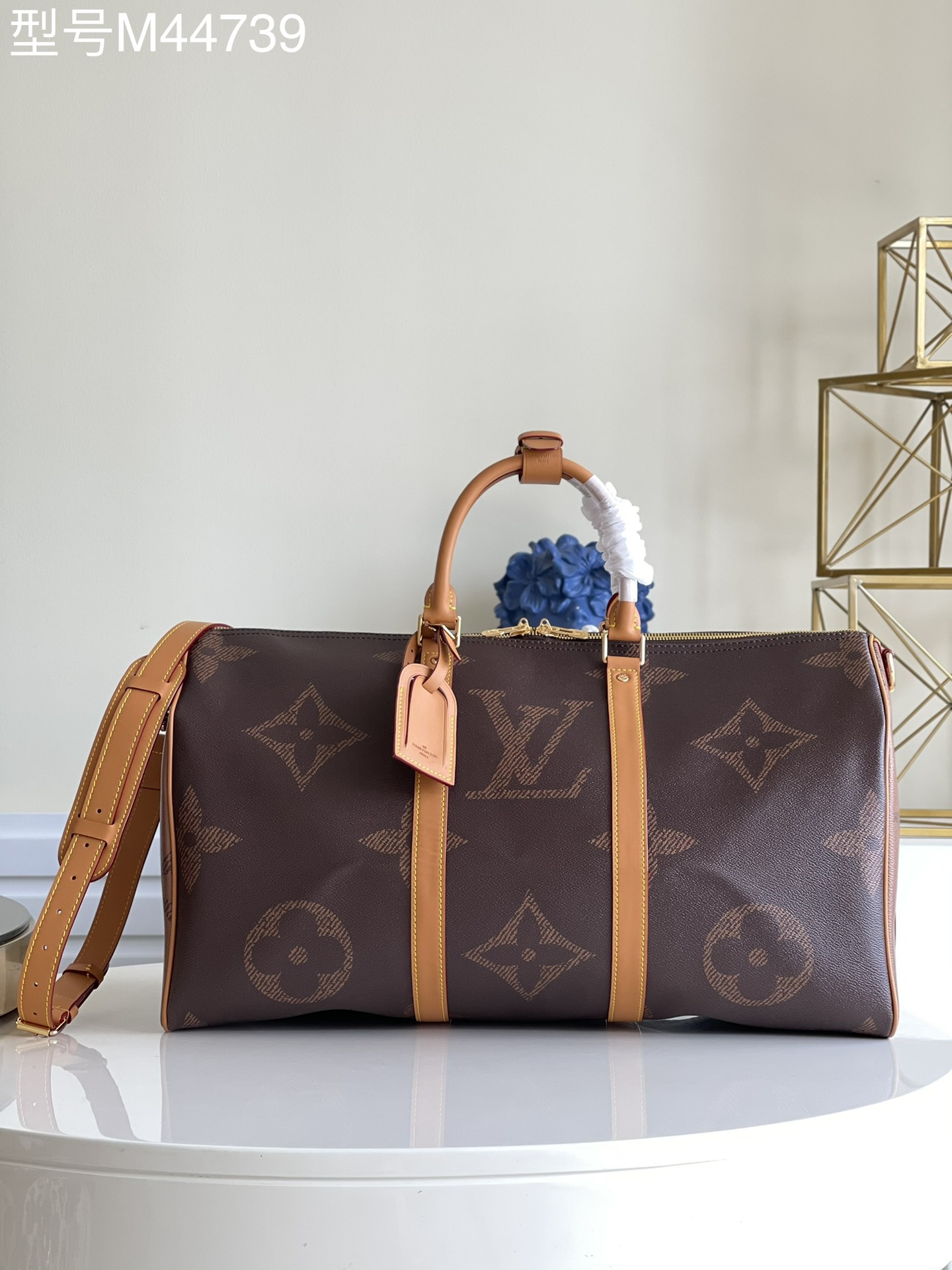 NO:397322,【Exclusive real photo of M44739 big flower】 The ultra-modern charm of the 2019 spring and summer series is rejuvenated. The new design style is mainly large in size, and the most representative pattern of Louis Vuitton is presented in an enlarged XXL shape. The handbag is made of Monogram canvas, and the natural cowhide will exude a shiny retro luster over time, demonstrating a unique elegant temperament. 50.0x 29.0x 23.0 cm z.850, LV [original leather], louis vuitton, louis vuitton, cowhide19860909【独家实拍M44739大花】 于2019年春夏系列焕发的超现代魅力,全新的设计风格以大尺寸为主,而路易威登最具代表性的图案更以放大成XXL造型呈现.手袋以Monogram帆布制作,天然的牛皮饰边会随时间而散发亮丽的复古光泽,彰显独特的典雅气质.50.0x 29.0x 23.0 cm z.850,LV【原厂皮】,louis vuitton,louis vuitton,cowhide,Bag