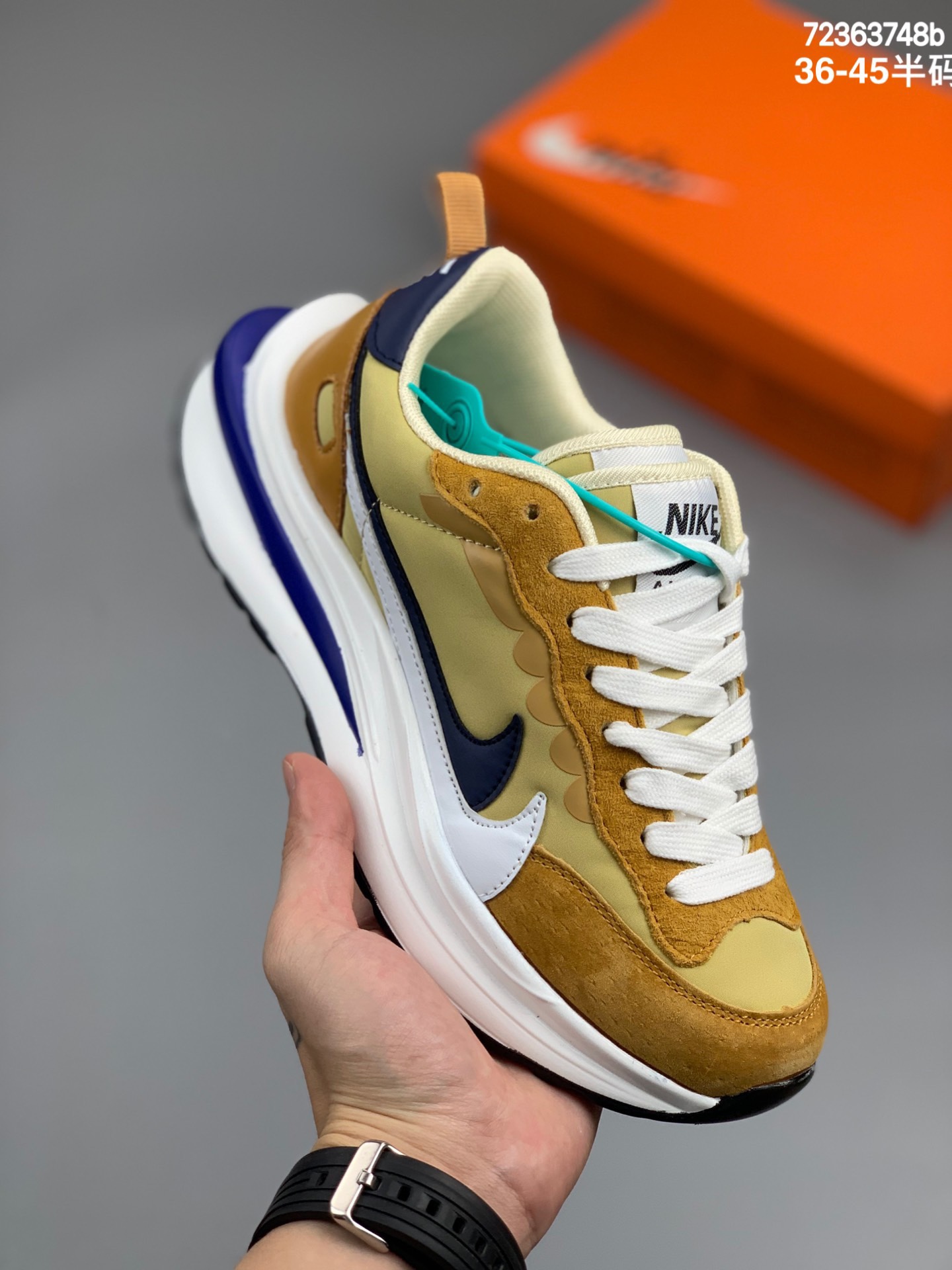 
Sakai X NIKe vaporWaffle “Tour Yellow ”华夫三代3.0走秀重磅联名 鞋身材质由翻毛皮和透气网布共同打造。熟悉的解构手法、重叠Swoosh、双重鞋舌、鞋带以及后跟SACAI字体都悉数保留 货号：DD1875 尺码:36 36.5 37 38 38.5 39 40 40.5 41 42 42.5 43 44 编码：72363748b