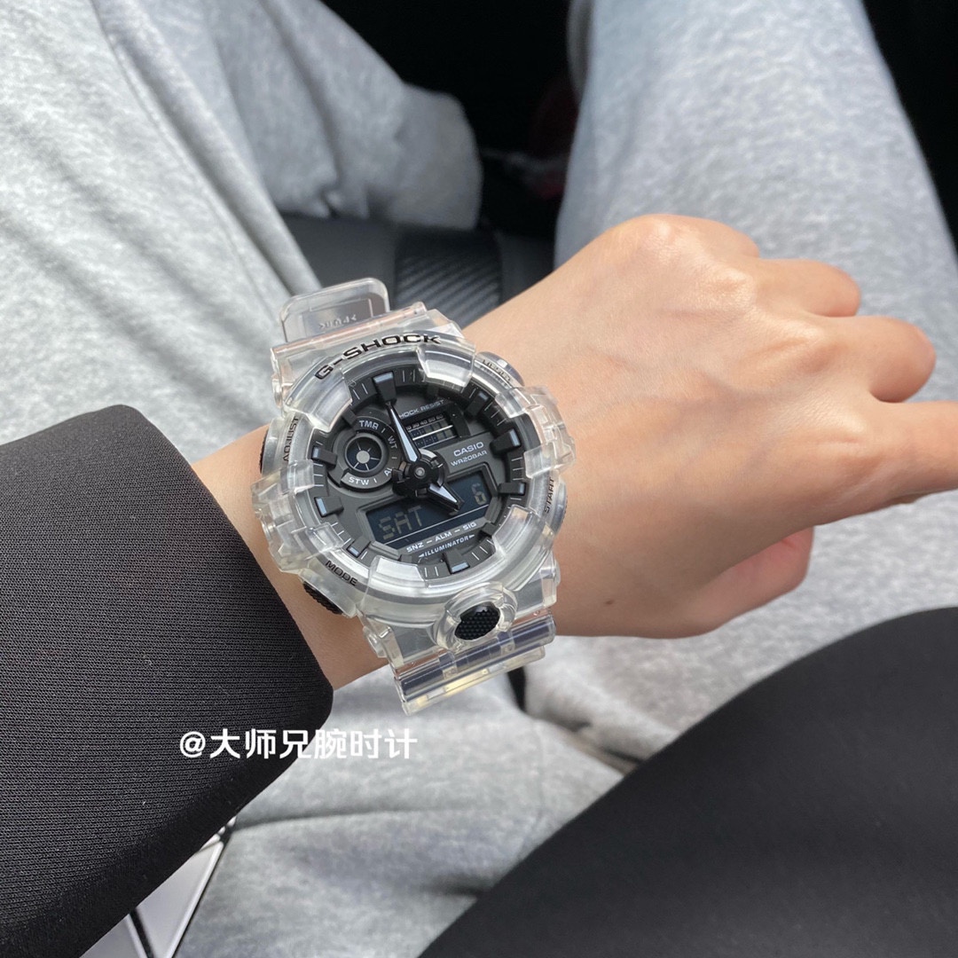 G5    Casio 卡西欧 GA-700SKE透明冰韧系列 产品介绍： 每个手表都配有一个防伪吊卡标签，可扫码 进口原单日本机芯，性能稳定，随意拆机检验 正品开模，正品用料，原版透明树脂表带，手感、重量、质感秒杀普通货 正品200米深度防水，游泳洗澡随意戴 防震、耐振动，好货耐造，不做娇贵宝贝 香港大货订单，经过专业QC质检，做工保证 整套包装: 气泡袋＋正品七件套，发货无忧