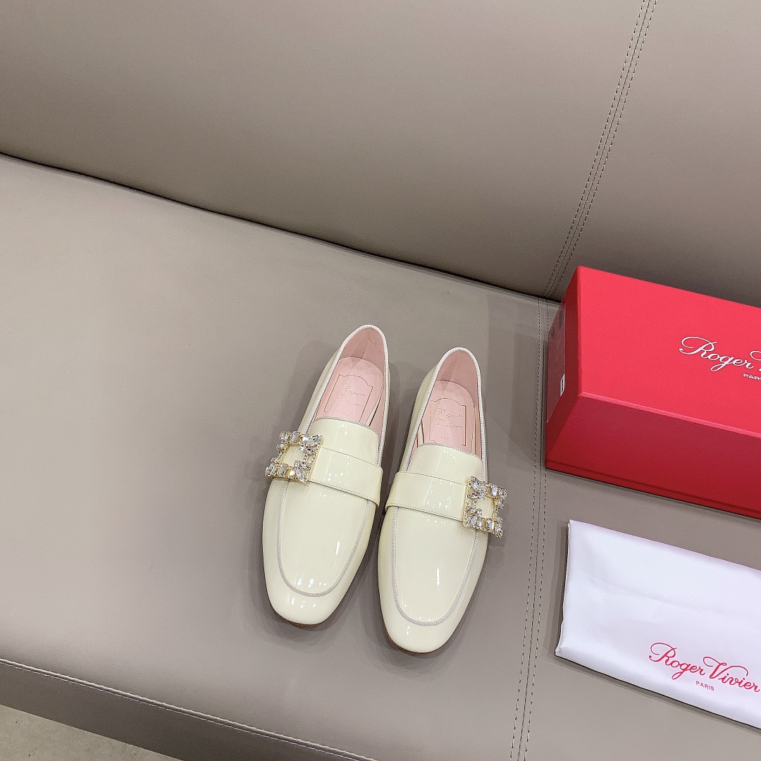 NO:459730,Roger Vivie* new square buckle loafers, the same style as many celebrities, original purchase, top quality!  Upper patent leather/Yangjing/Calf leather inner footbed top mixed breed sheepskin Italian leather outsole Size 35-39 (40 customized), loafers, roger vivier, loafers, cowhide, sheepskin, sheep, Leather soles19860909Roger Vivie*新款方扣乐福鞋 众多明星同款 原版购入 顶级品质！ 鞋面漆皮/羊京/小牛皮 内里垫脚顶级混种羊皮 意大利真皮大底 码数35-39（40定做）,乐福鞋,roger vivier,loafers,cowhide,sheepskin,sheep,Leather soles,Women's Shoes