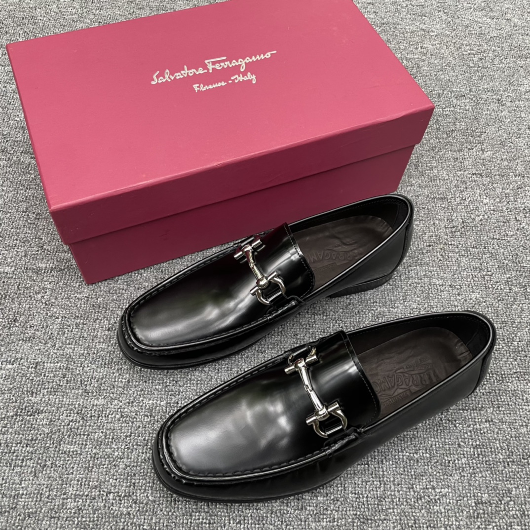 Salvatore Ferragamo Leren Loafers met Gesp - Stijlvol & Comfortabel