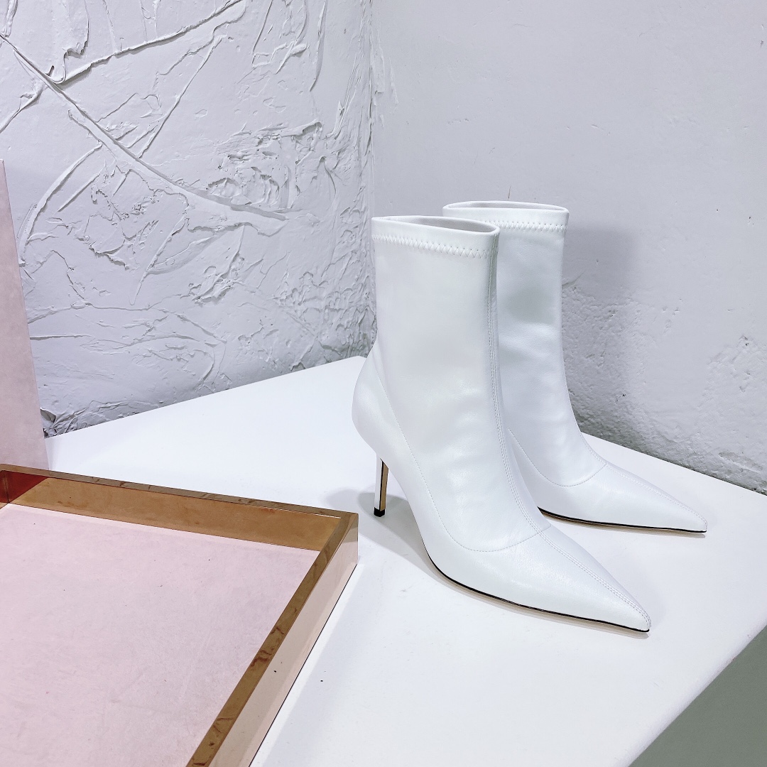 “Jimmy Choo21 High-Quality Boots: Italian Fashion with Pointy Design and Comfort”