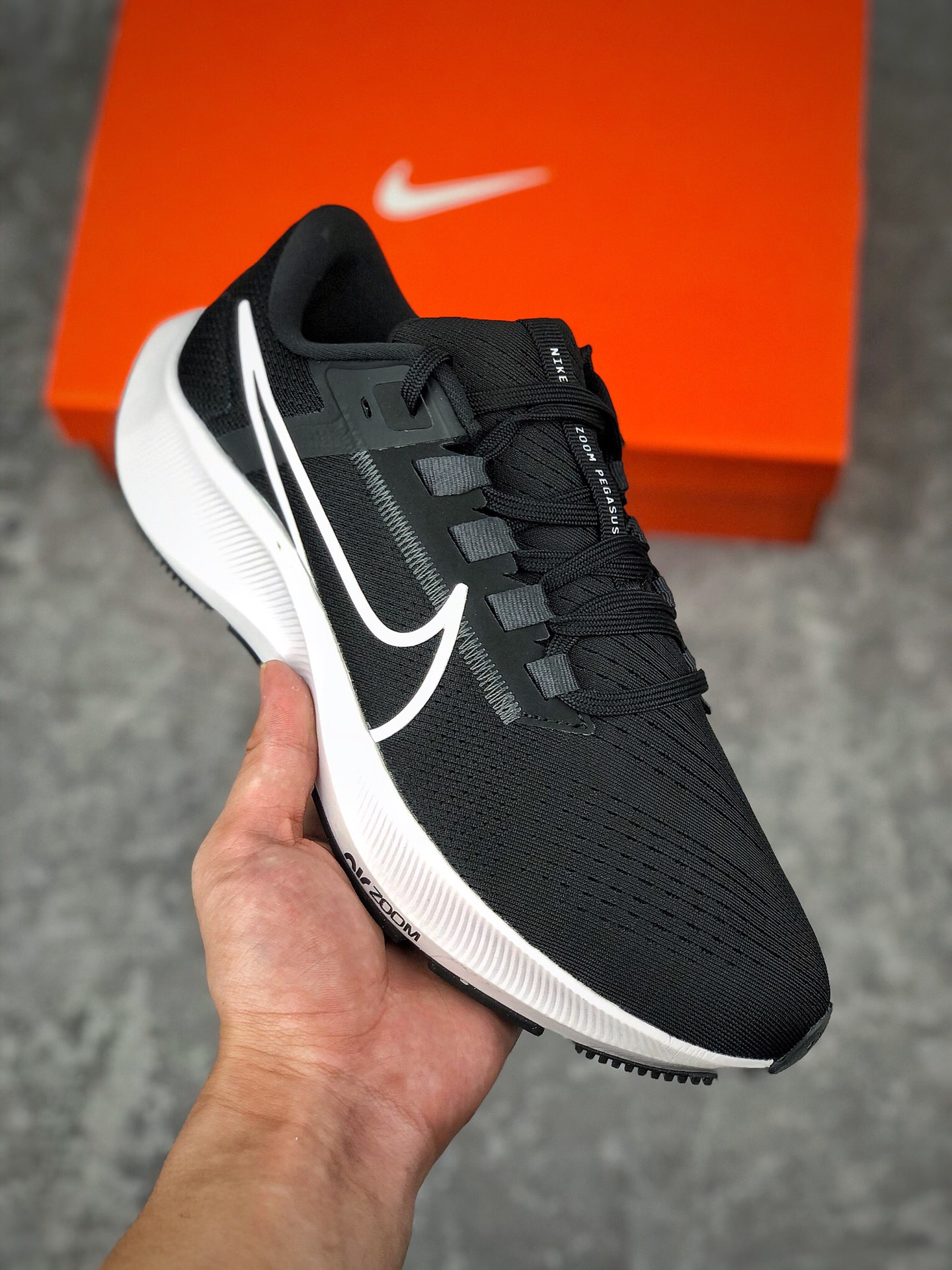  支持放店
登月38 飞马38 Nike Air Zoom Pegasus 38 Nike Pegasus跑鞋自问世以来始终深受跑者的信赖。全新Nike Air Zoom Pegasus 38对中足贴合感进行了细节调整，并沿袭Pegasus 37前足的Zoom Air气垫设计，带来出色的回弹迈步体验。简而言之：Pegasus 38既实现了Pegasus系列对舒适体验和出众性能的一贯承诺，同时也通过循序渐进的升级精进，帮助每一位运动员在刻苦训练中挑战自我，尽情畅跑。 货号：CW7356 Size ：39-45（带半码）